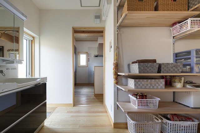 大容量のオープンシェルフが整然と並ぶ、実用的な収納空間 - photo 7