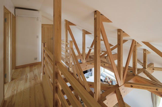 大容量のオープンシェルフが整然と並ぶ、実用的な収納空間 - photo 8