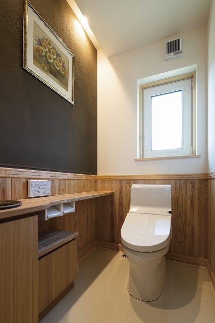 大容量のオープンシェルフが整然と並ぶ、実用的な収納空間 - photo 9