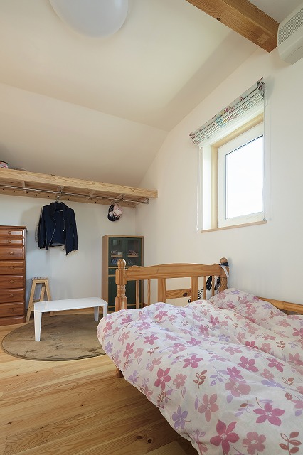 大容量のオープンシェルフが整然と並ぶ、実用的な収納空間 - photo 10