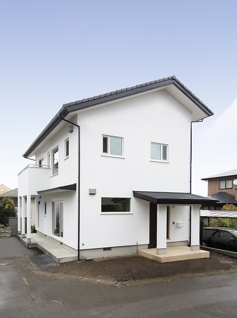 天窓が光を導く、可動式オープンシェルフが整然と並ぶ住まい - photo 1