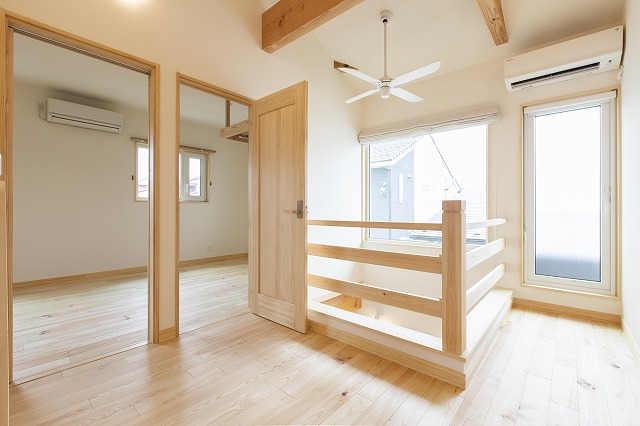 天窓が光を導く、可動式オープンシェルフが整然と並ぶ住まい - photo 5