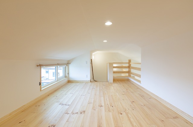 天窓が光を導く、可動式オープンシェルフが整然と並ぶ住まい - photo 6