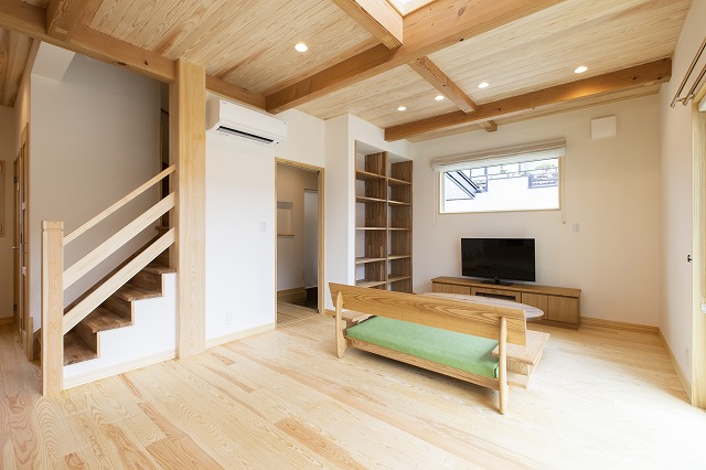 天窓が光を導く、可動式オープンシェルフが整然と並ぶ住まい - photo 8