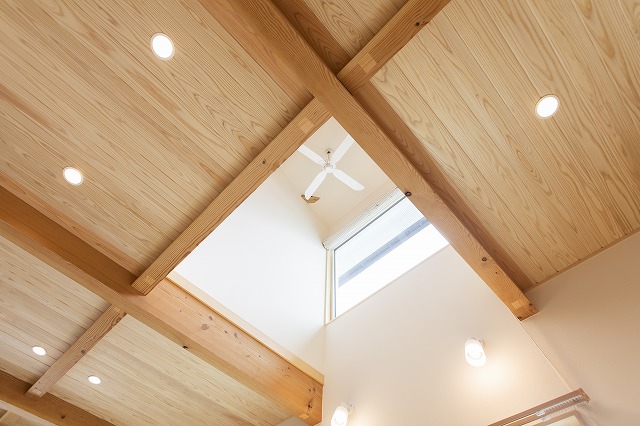 天窓が光を導く、可動式オープンシェルフが整然と並ぶ住まい - photo 11