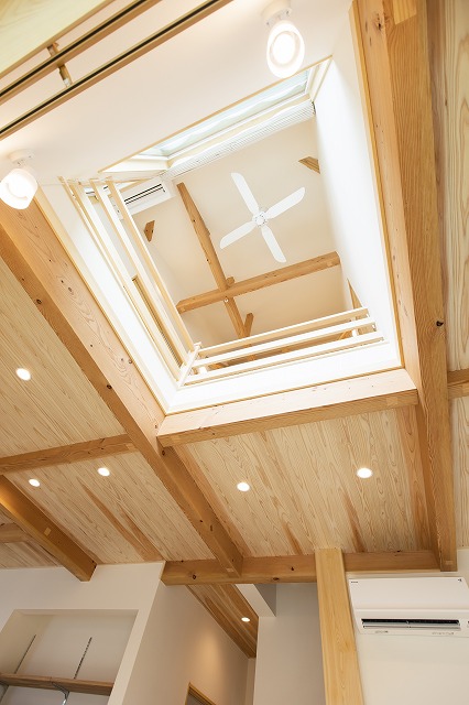 天窓が光を導く、可動式オープンシェルフが整然と並ぶ住まい - photo 10