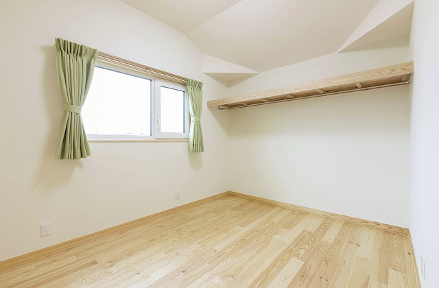 腰高の木製パーティションで仕切る、開放的なダイニングキッチン - photo 1