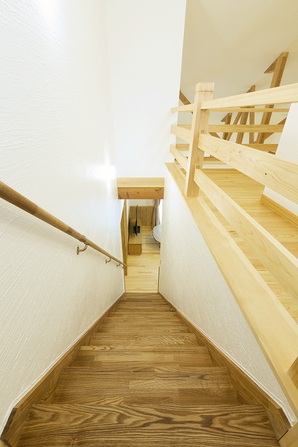 腰高の木製パーティションで仕切る、開放的なダイニングキッチン - photo 3