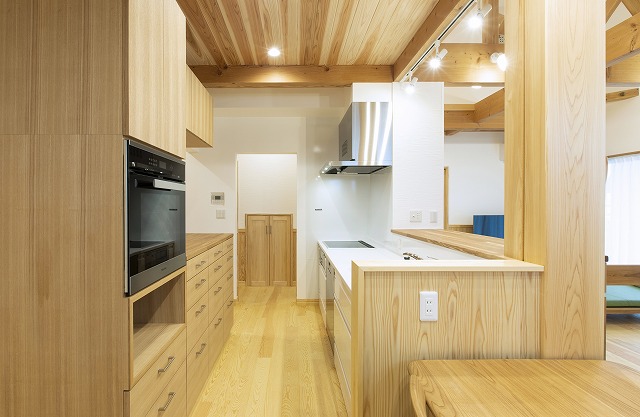 腰高の木製パーティションで仕切る、開放的なダイニングキッチン - photo 7