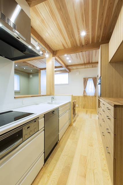 腰高の木製パーティションで仕切る、開放的なダイニングキッチン - photo 8