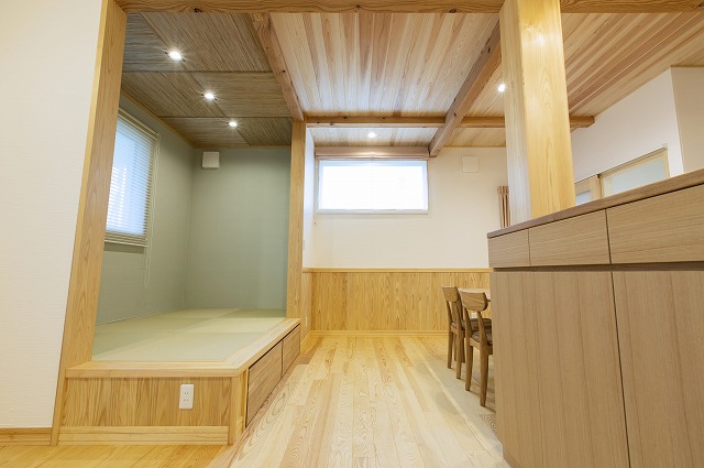 腰高の木製パーティションで仕切る、開放的なダイニングキッチン - photo 10