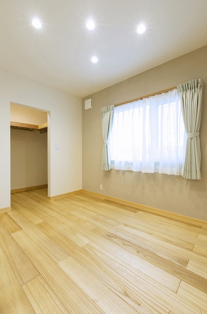 腰高の木製パーティションで仕切る、開放的なダイニングキッチン - photo 11