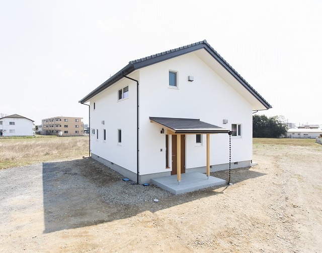 自然素材の力で快適性を実現 ─ 無垢材・漆喰・畳が調和する家 - photo 1