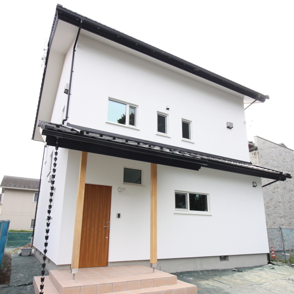 鎖樋が印象的な、瓦屋根と白壁が調和する和モダンハウス - photo 2