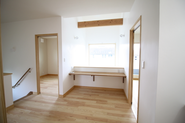 鎖樋が印象的な、瓦屋根と白壁が調和する和モダンハウス - photo 4