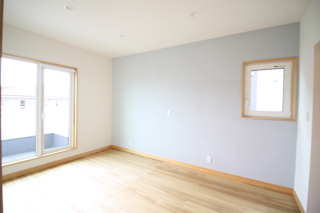 鎖樋が印象的な、瓦屋根と白壁が調和する和モダンハウス - photo 5