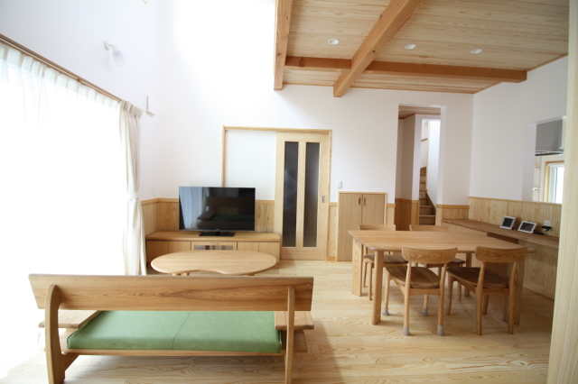 白い外壁とダークグレーの瓦屋根が調和するシンプルモダンな外観 - photo 3