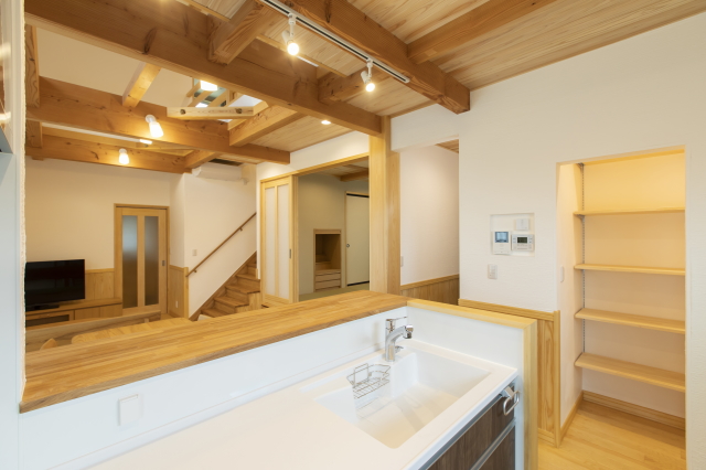 オープンシェルフが並び、自然光が差し込む住まい - photo 3