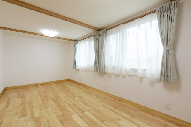 オープンシェルフが並び、自然光が差し込む住まい - photo 7