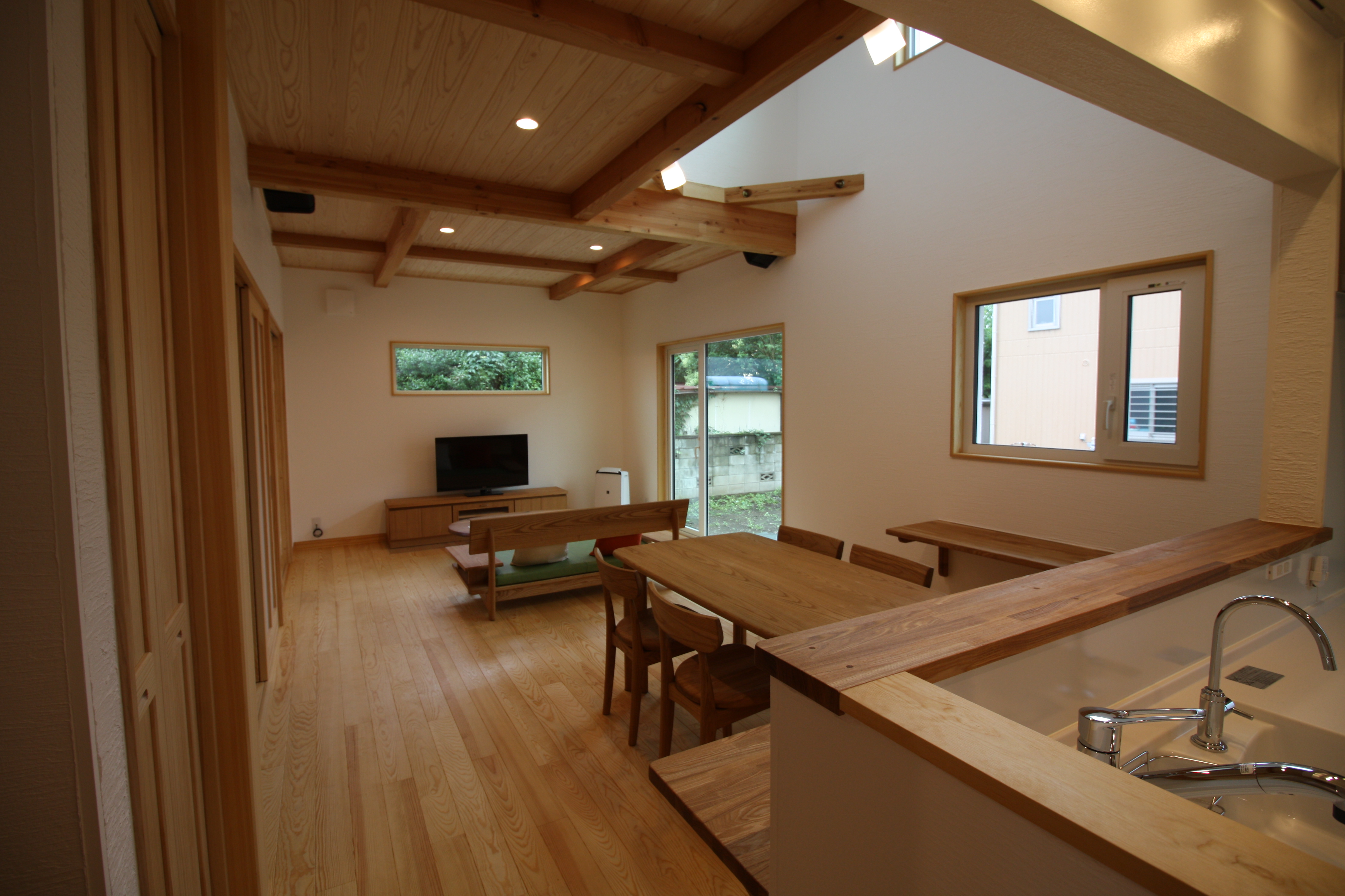 ダークブラウンのテクスチャードウォールが印象的な空間をつなぐ住まい - photo 2