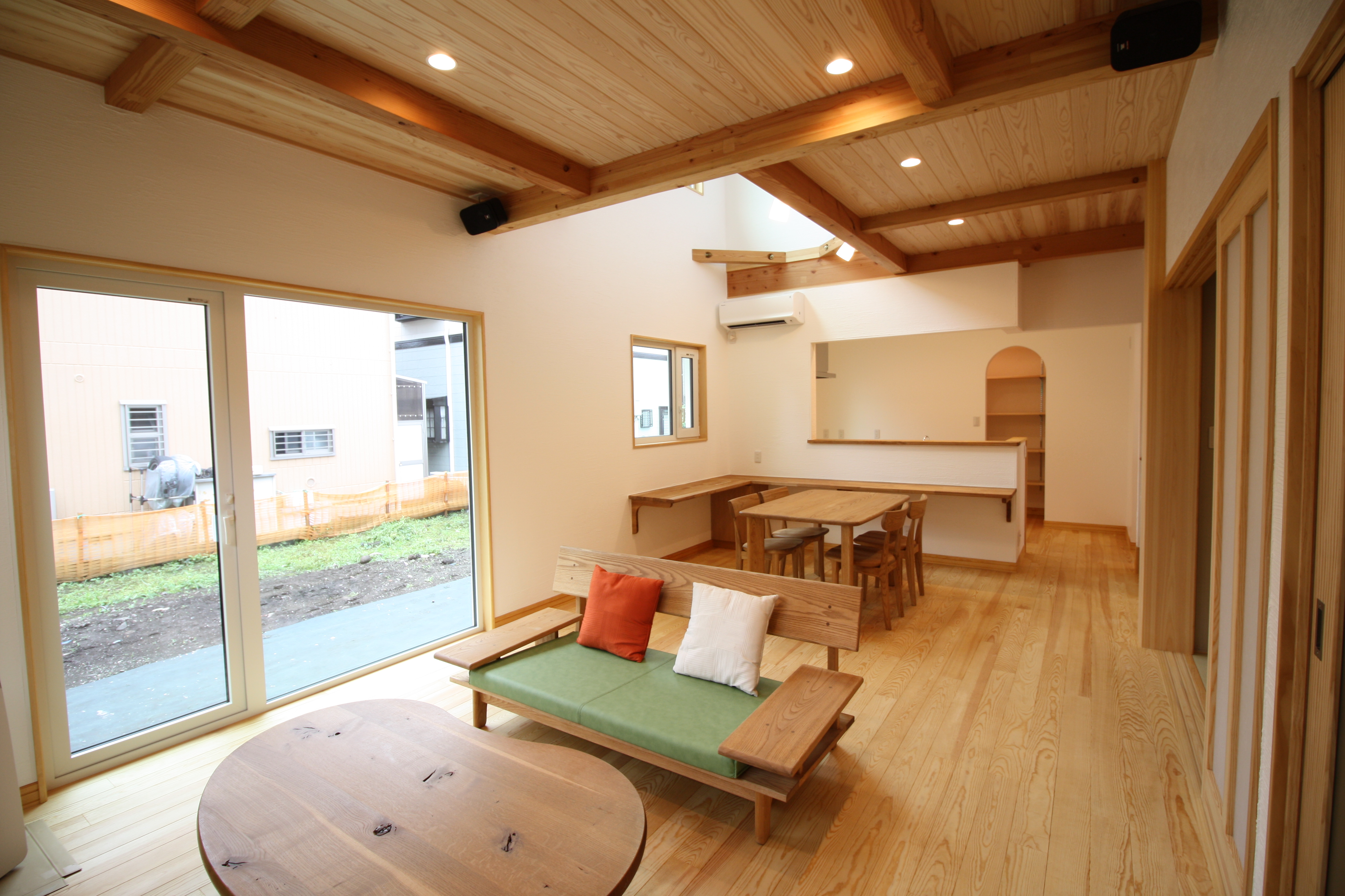 ダークブラウンのテクスチャードウォールが印象的な空間をつなぐ住まい - photo 3