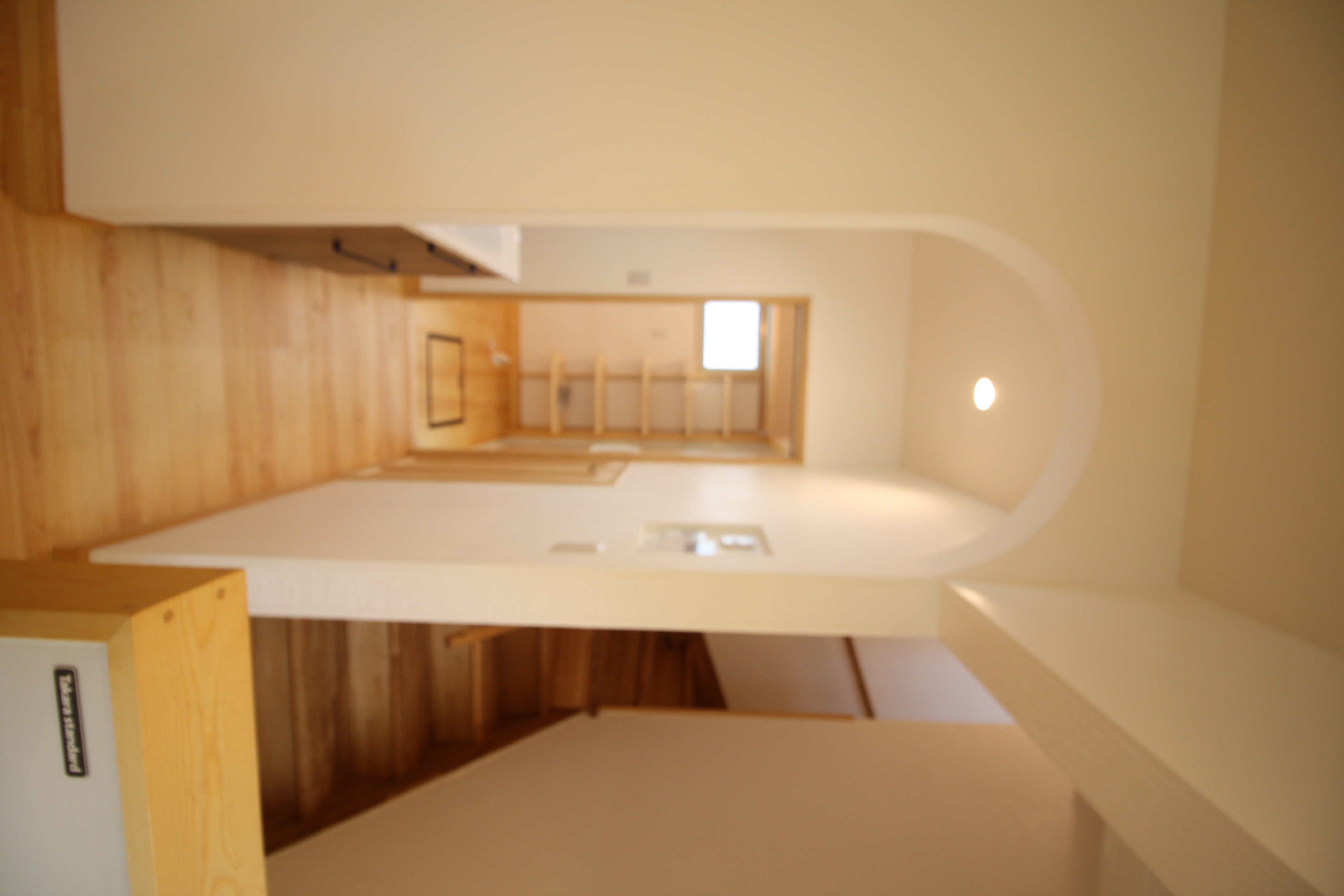 ダークブラウンのテクスチャードウォールが印象的な空間をつなぐ住まい - photo 4