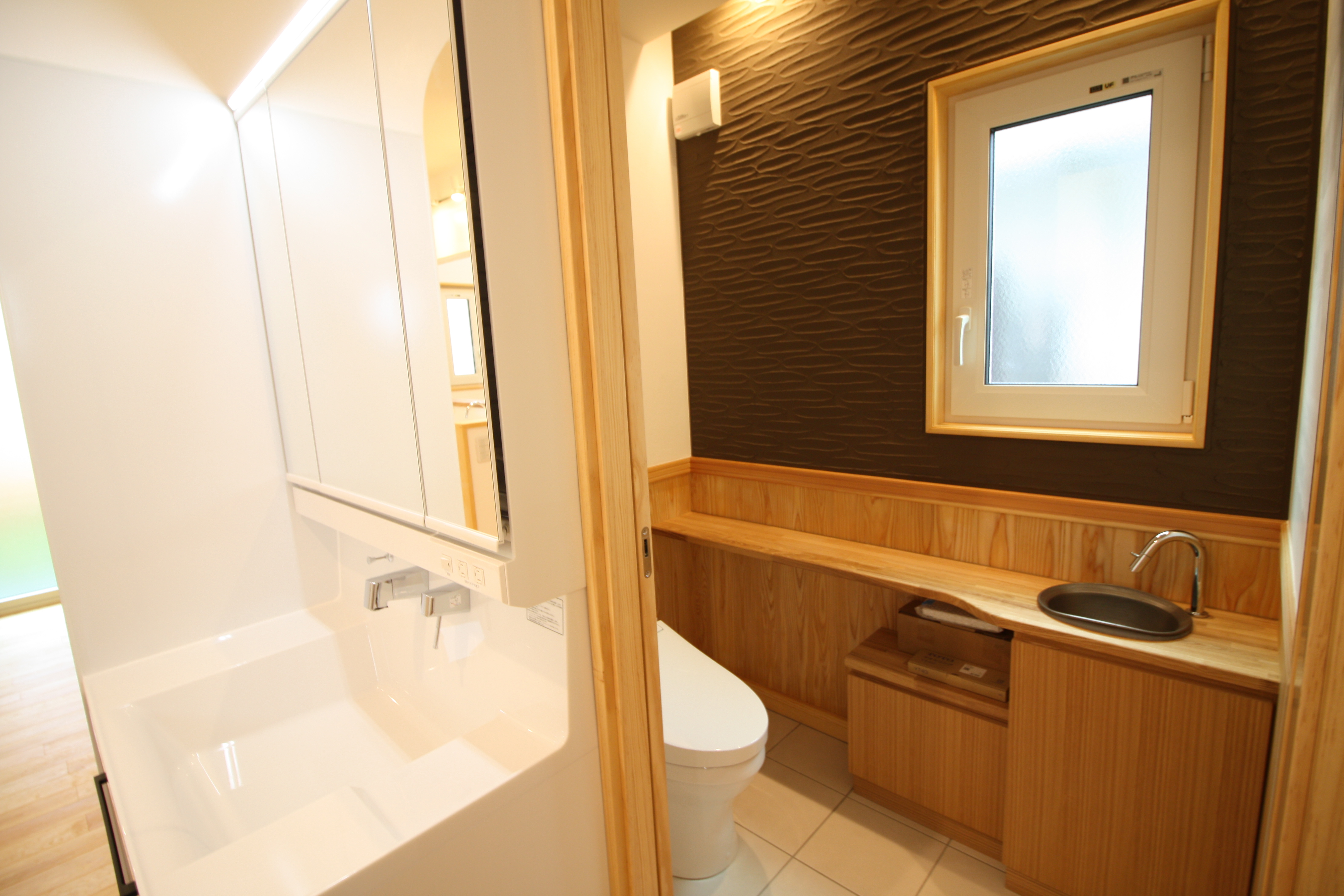 ダークブラウンのテクスチャードウォールが印象的な空間をつなぐ住まい - photo 5