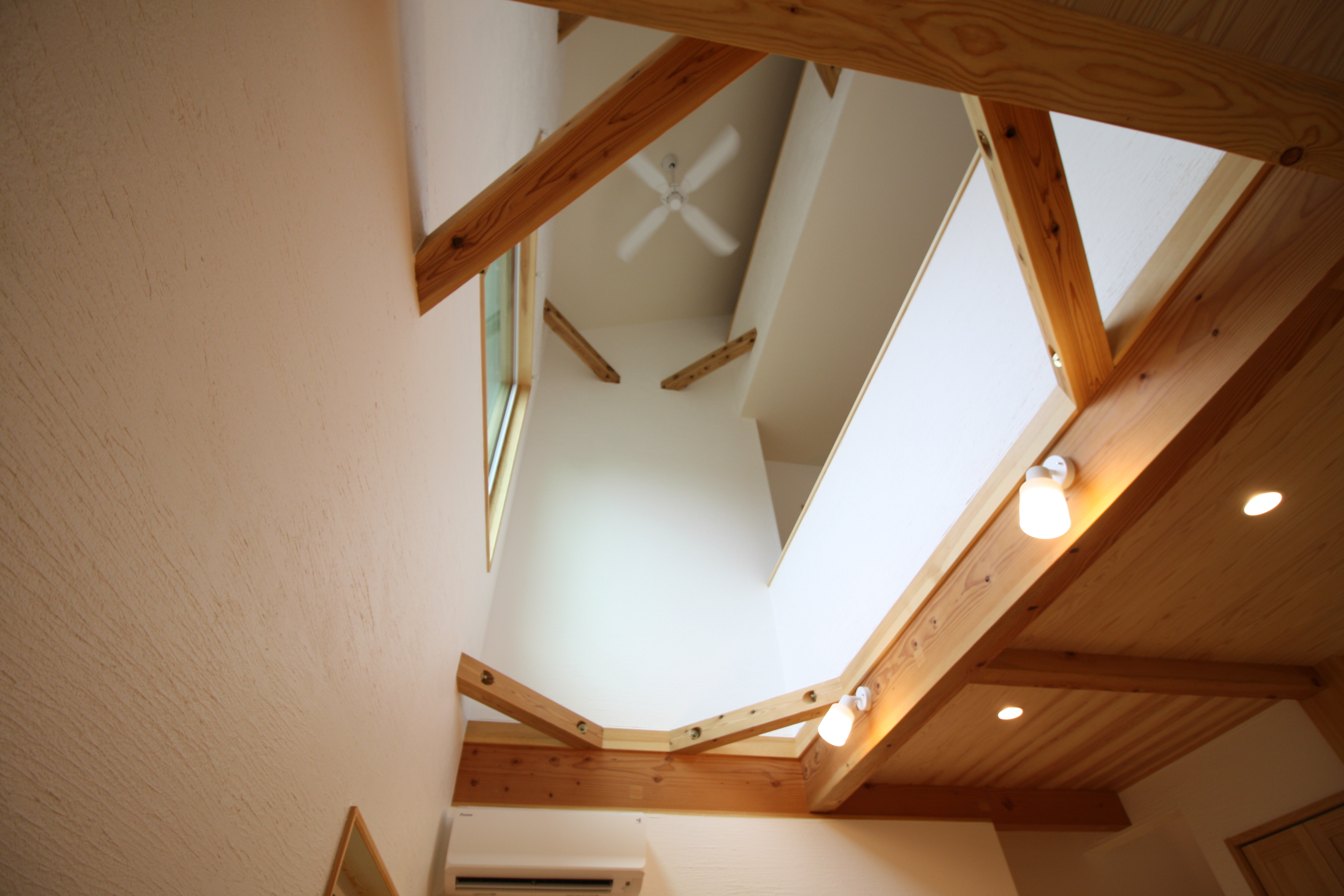 ダークブラウンのテクスチャードウォールが印象的な空間をつなぐ住まい - photo 7