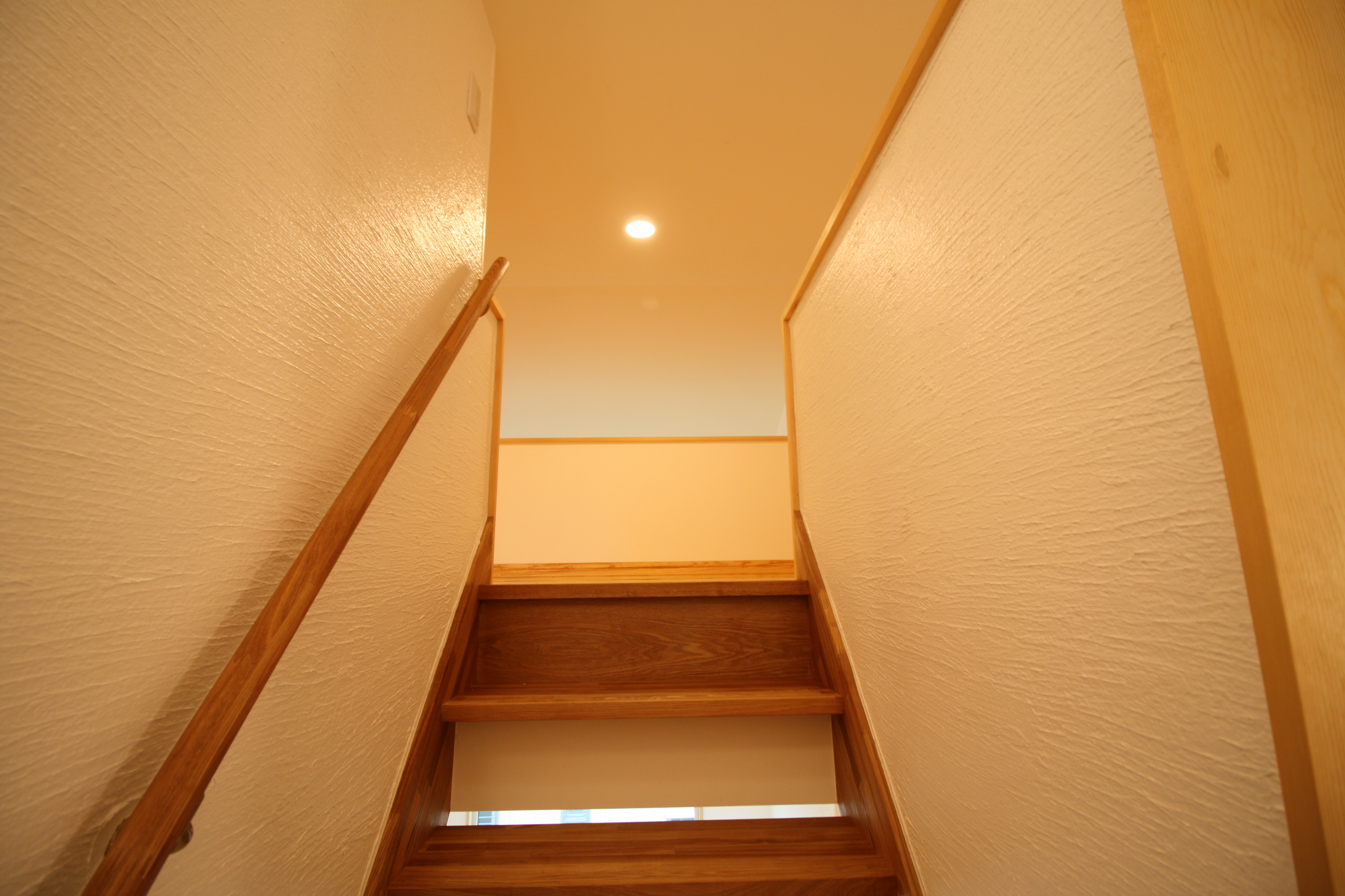 ダークブラウンのテクスチャードウォールが印象的な空間をつなぐ住まい - photo 10