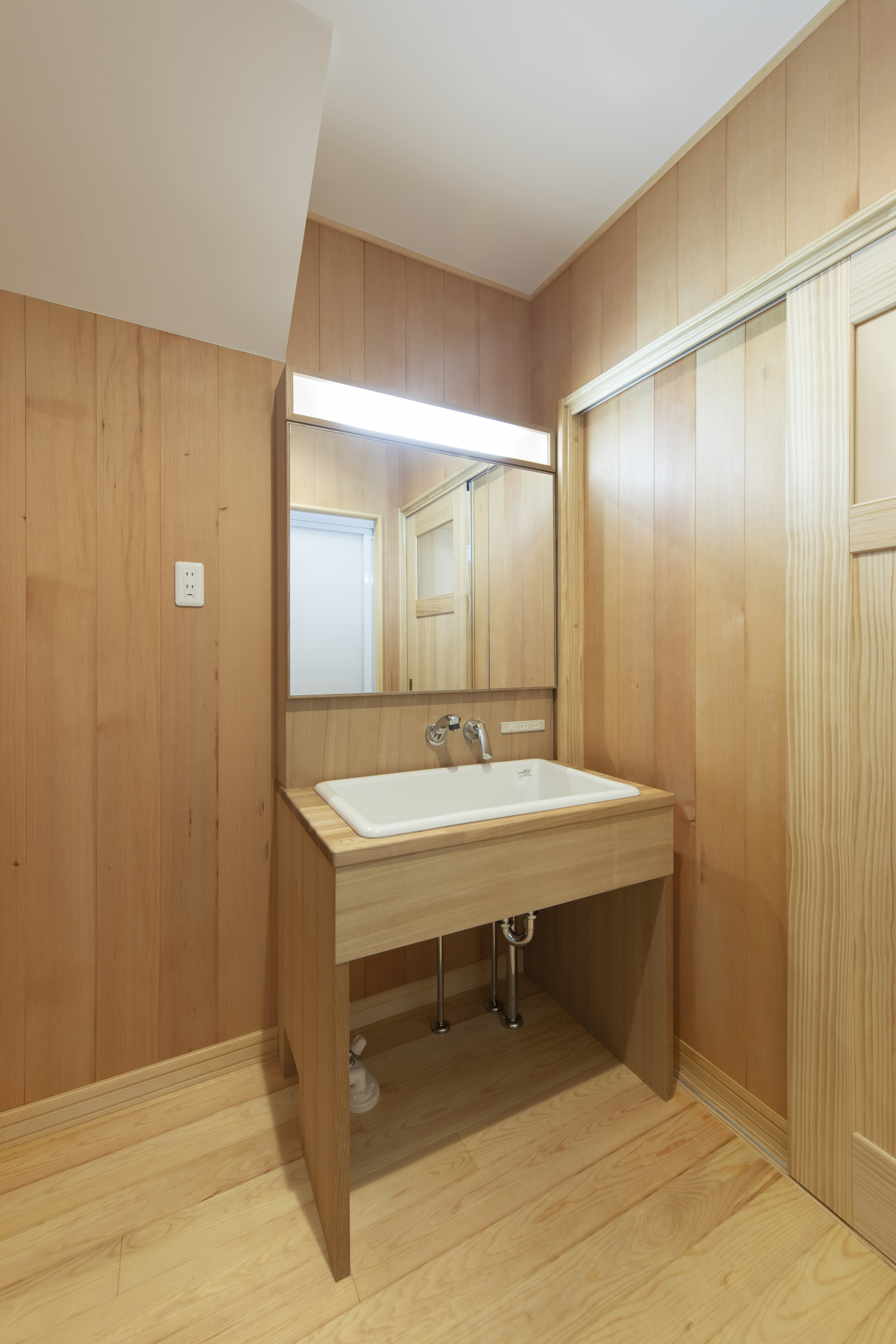 素材のコントラストが美しい個性的なモダン住宅 - photo 6