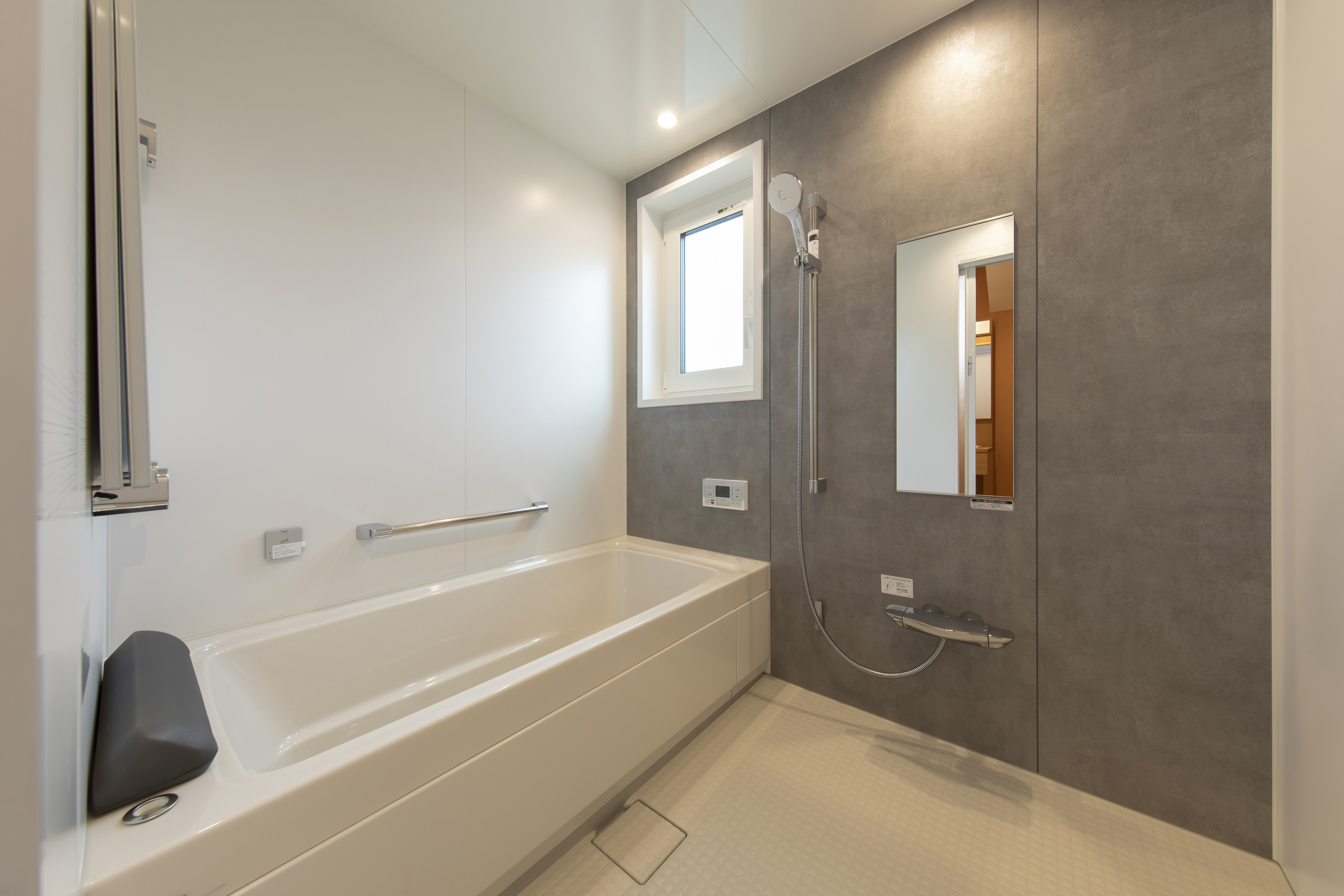 素材のコントラストが美しい個性的なモダン住宅 - photo 7