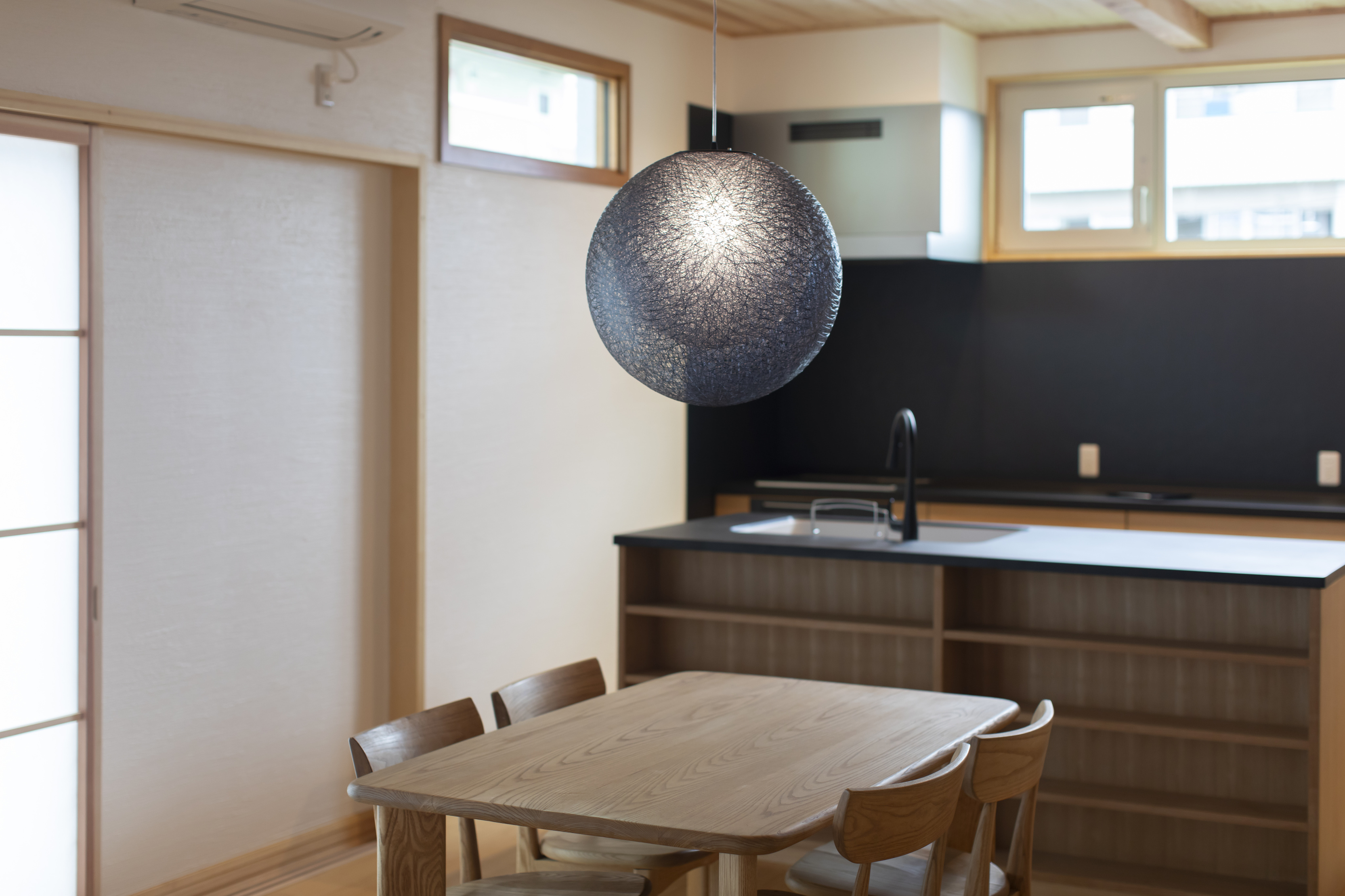 素材のコントラストが美しい個性的なモダン住宅 - photo 13