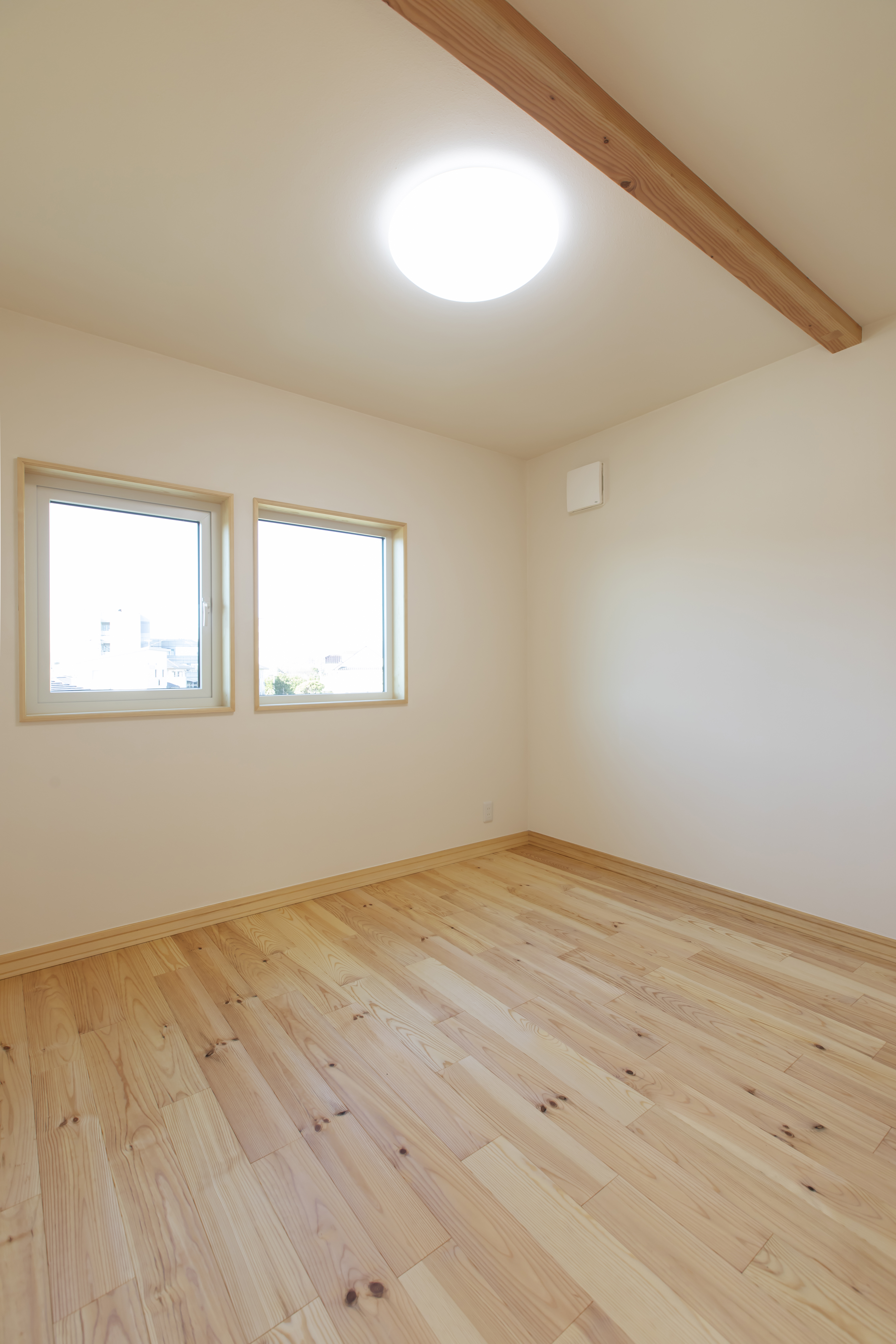 天窓から光が降り注ぐ、木製階段が空間をつなぐ吹き抜けの住まい - photo 1