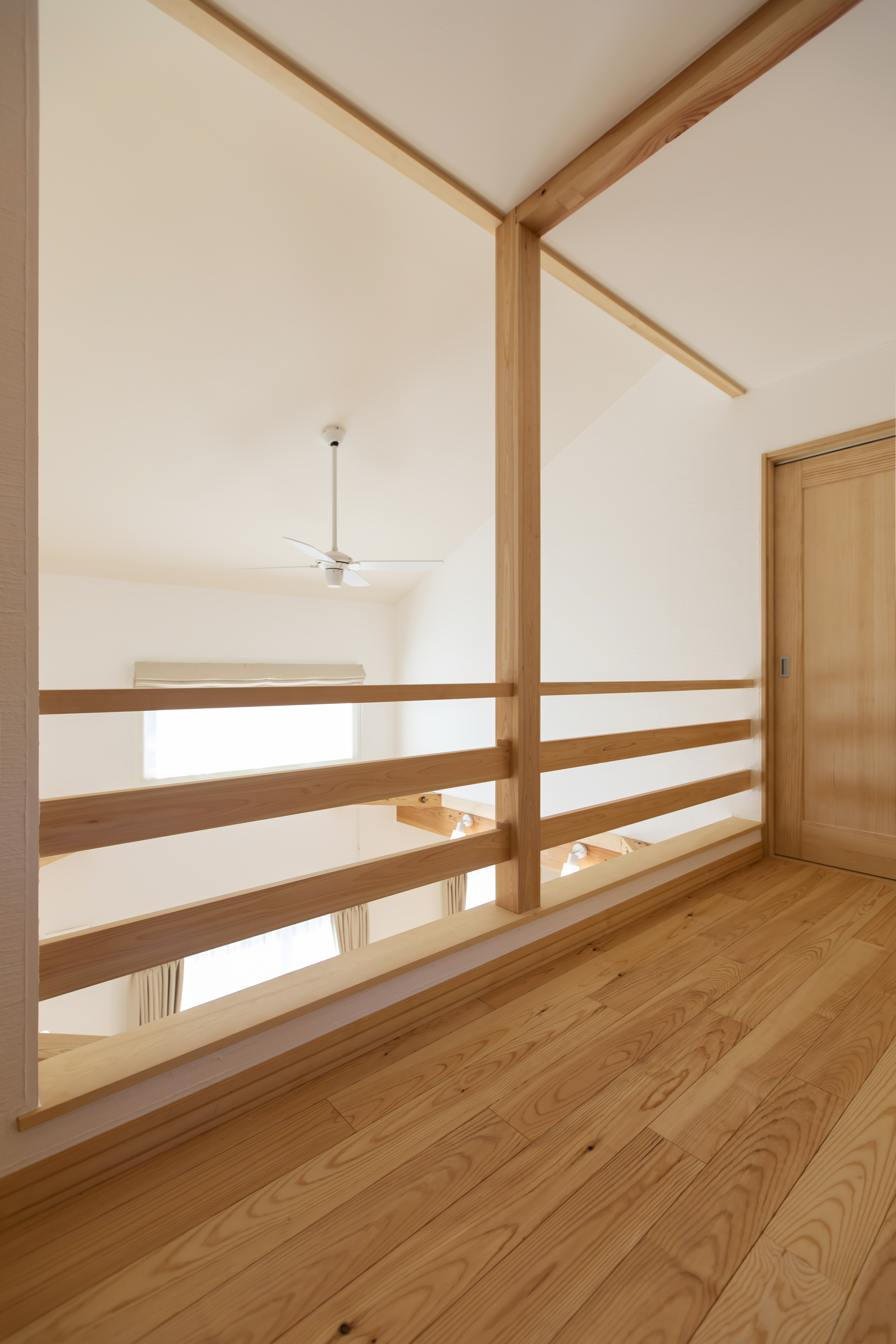 天窓から光が降り注ぐ、木製階段が空間をつなぐ吹き抜けの住まい - photo 4