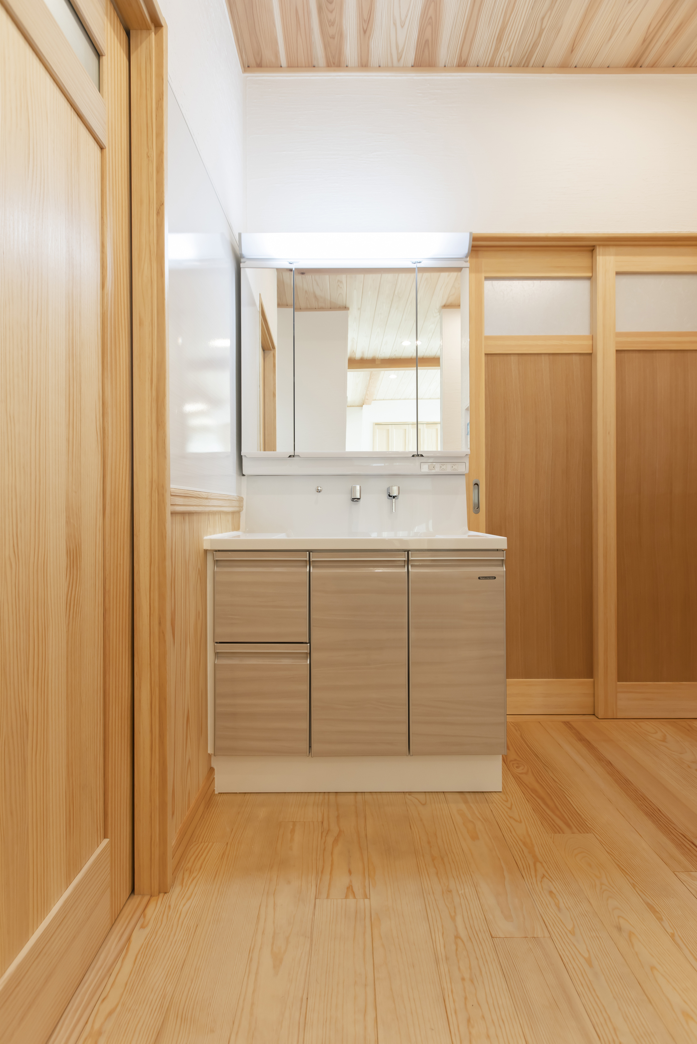 天窓から光が降り注ぐ、木製階段が空間をつなぐ吹き抜けの住まい - photo 5