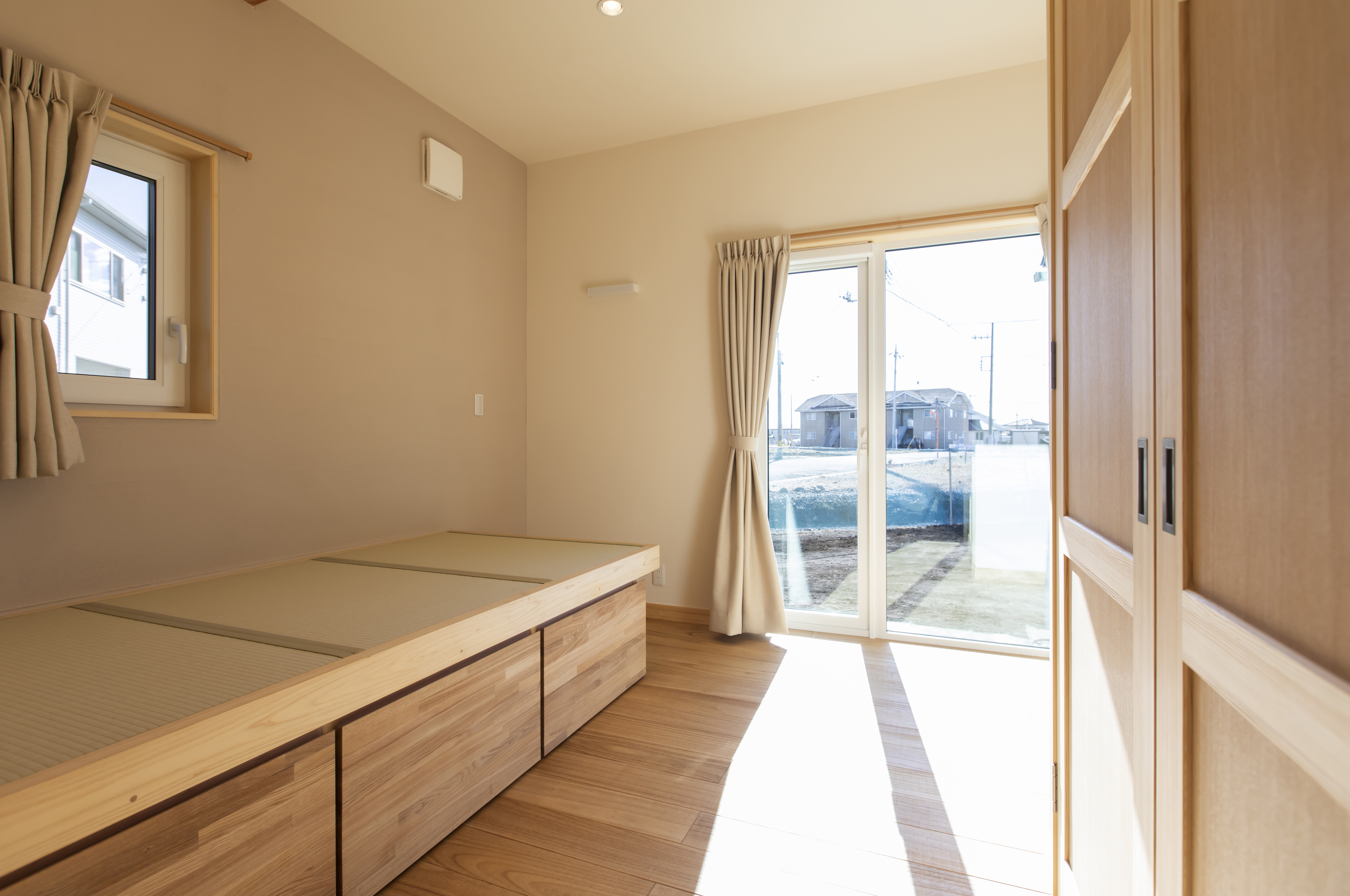 天窓から光が降り注ぐ、木製階段が空間をつなぐ吹き抜けの住まい - photo 6