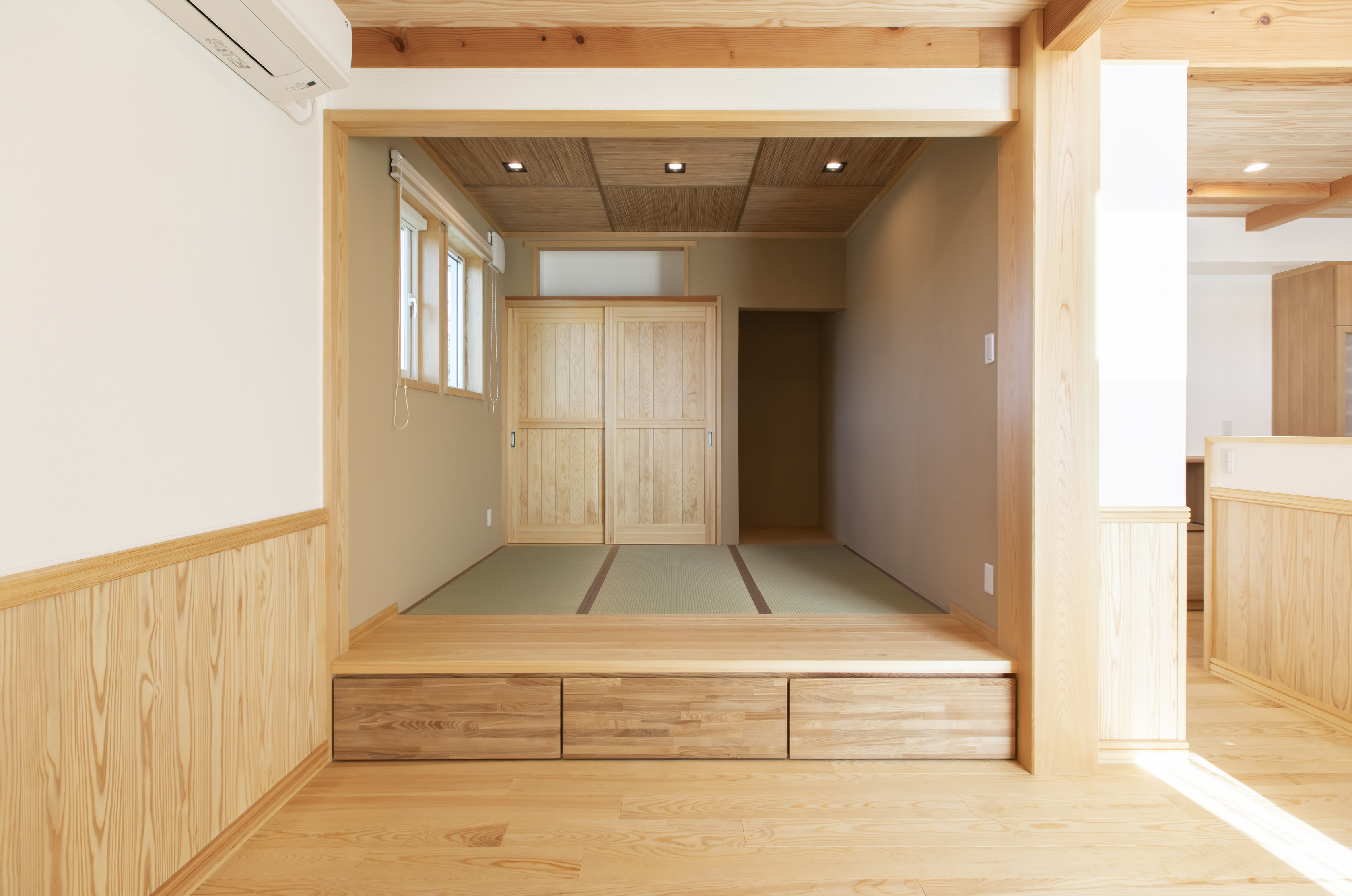 天窓から光が降り注ぐ、木製階段が空間をつなぐ吹き抜けの住まい - photo 8