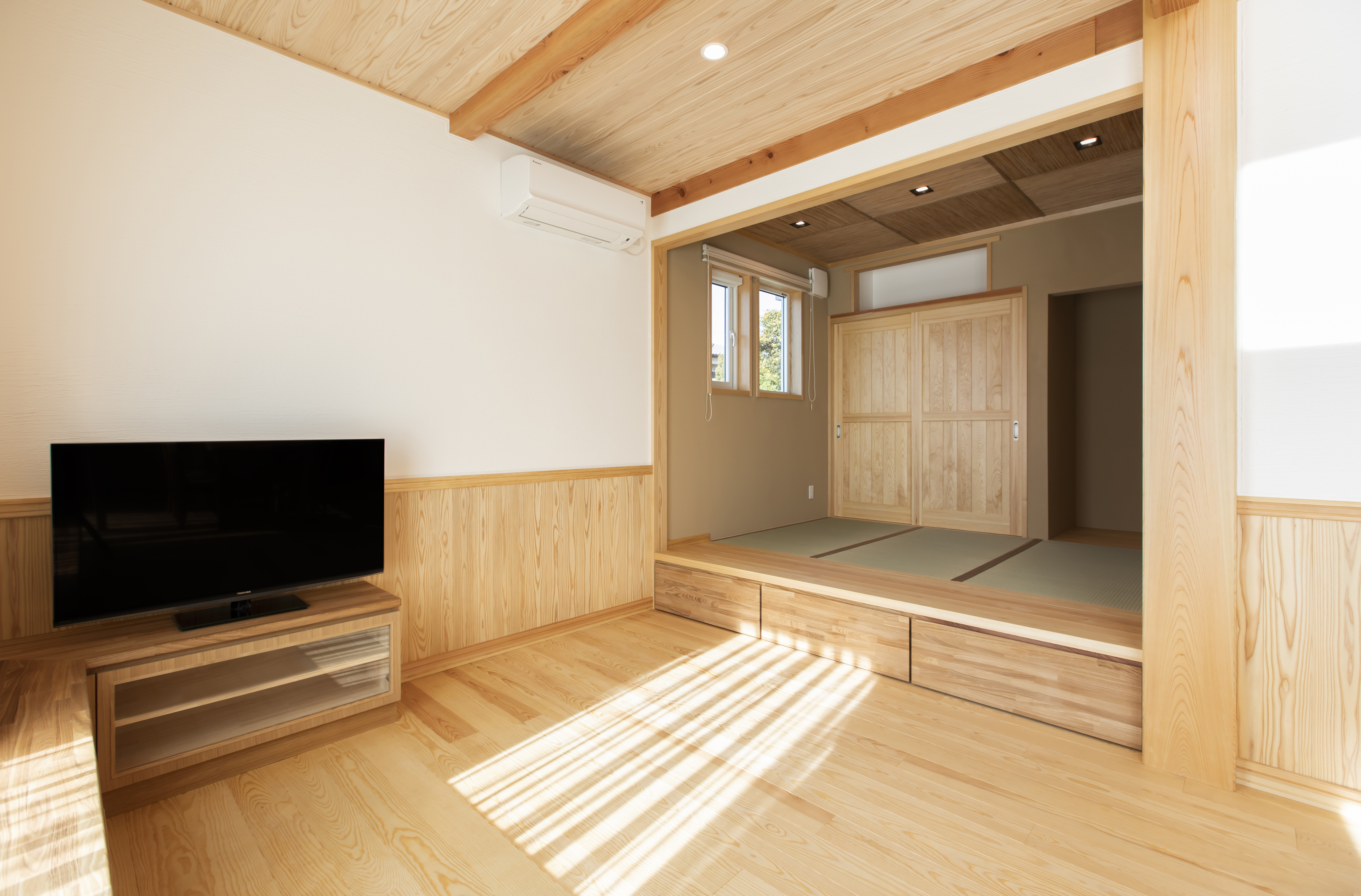 天窓から光が降り注ぐ、木製階段が空間をつなぐ吹き抜けの住まい - photo 9