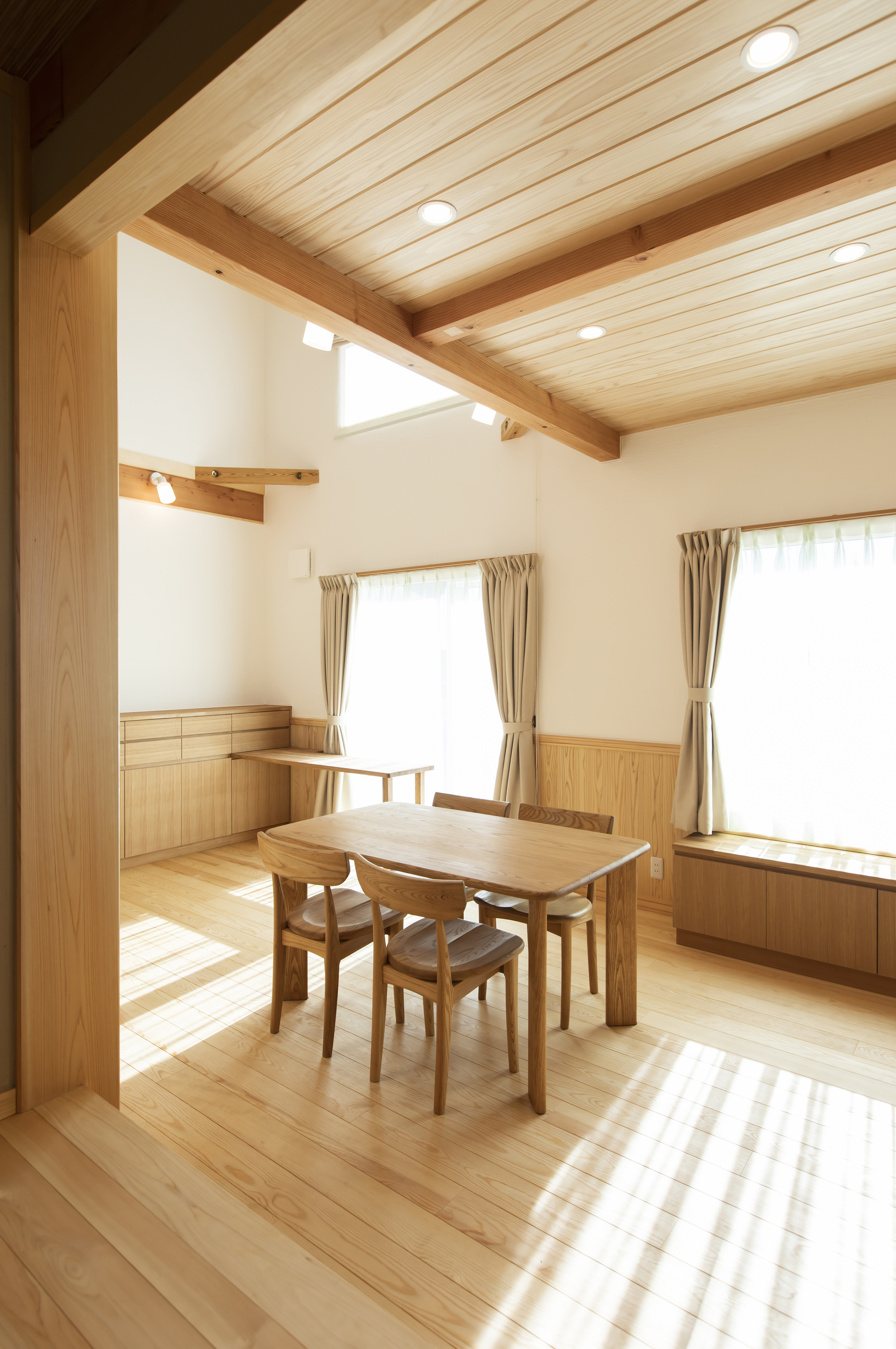 天窓から光が降り注ぐ、木製階段が空間をつなぐ吹き抜けの住まい - photo 10