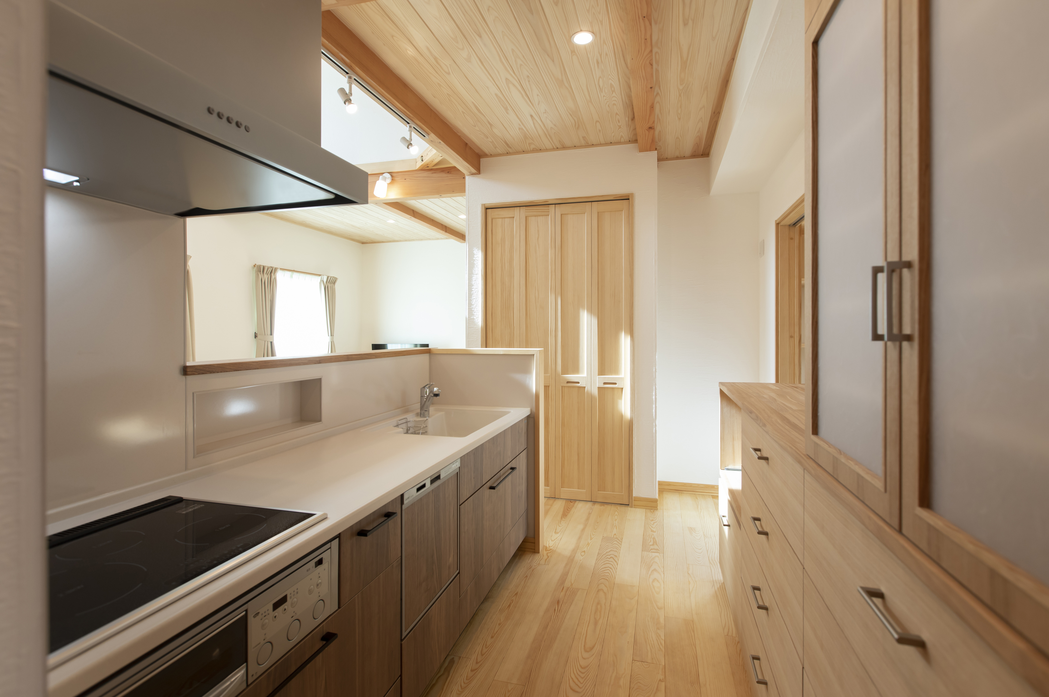 天窓から光が降り注ぐ、木製階段が空間をつなぐ吹き抜けの住まい - photo 12