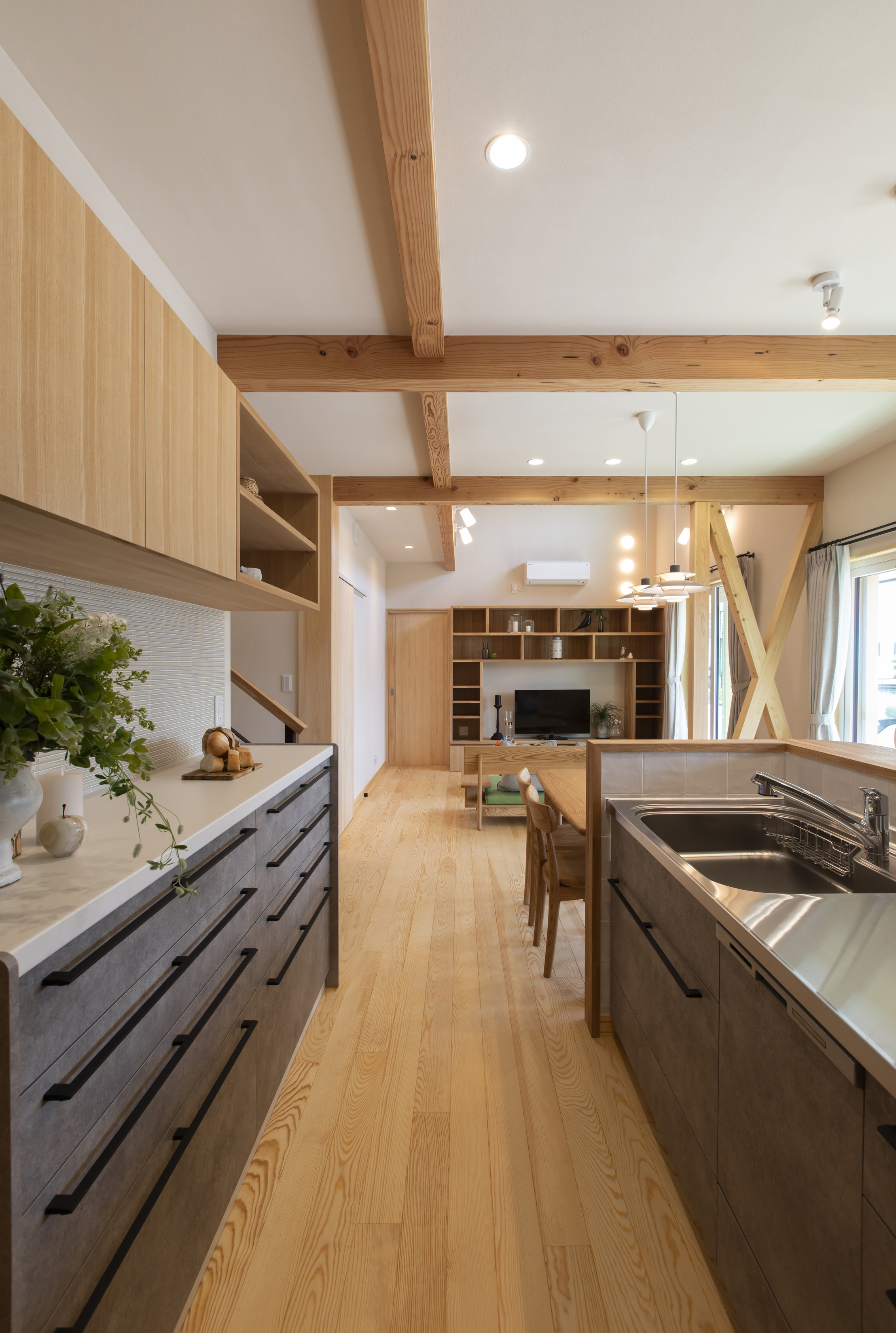 木製の縦格子フェンスと門柱が印象的なデザインx省エネルギー性能の家 - photo 4