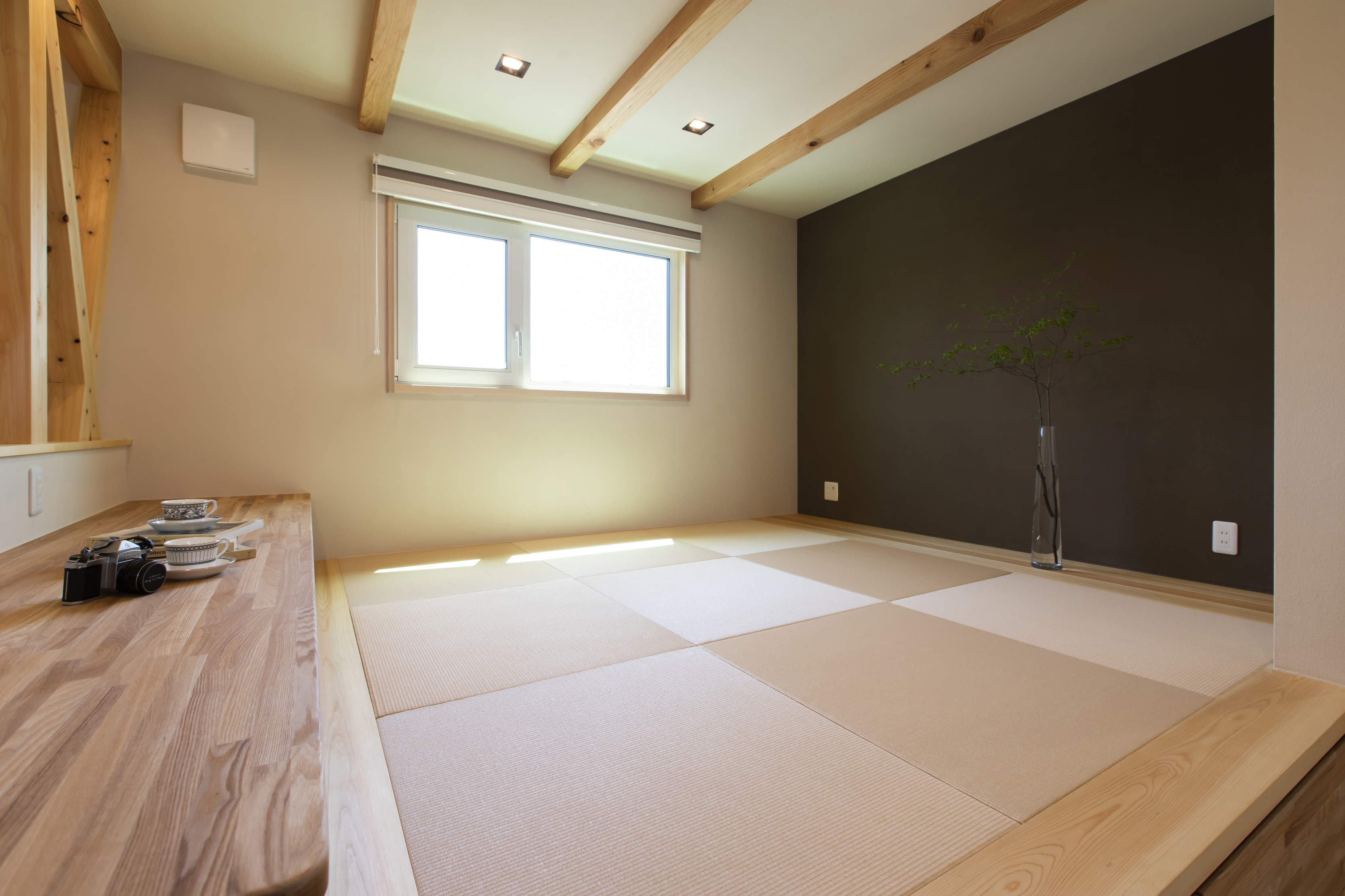 木製の縦格子フェンスと門柱が印象的なデザインx省エネルギー性能の家 - photo 9