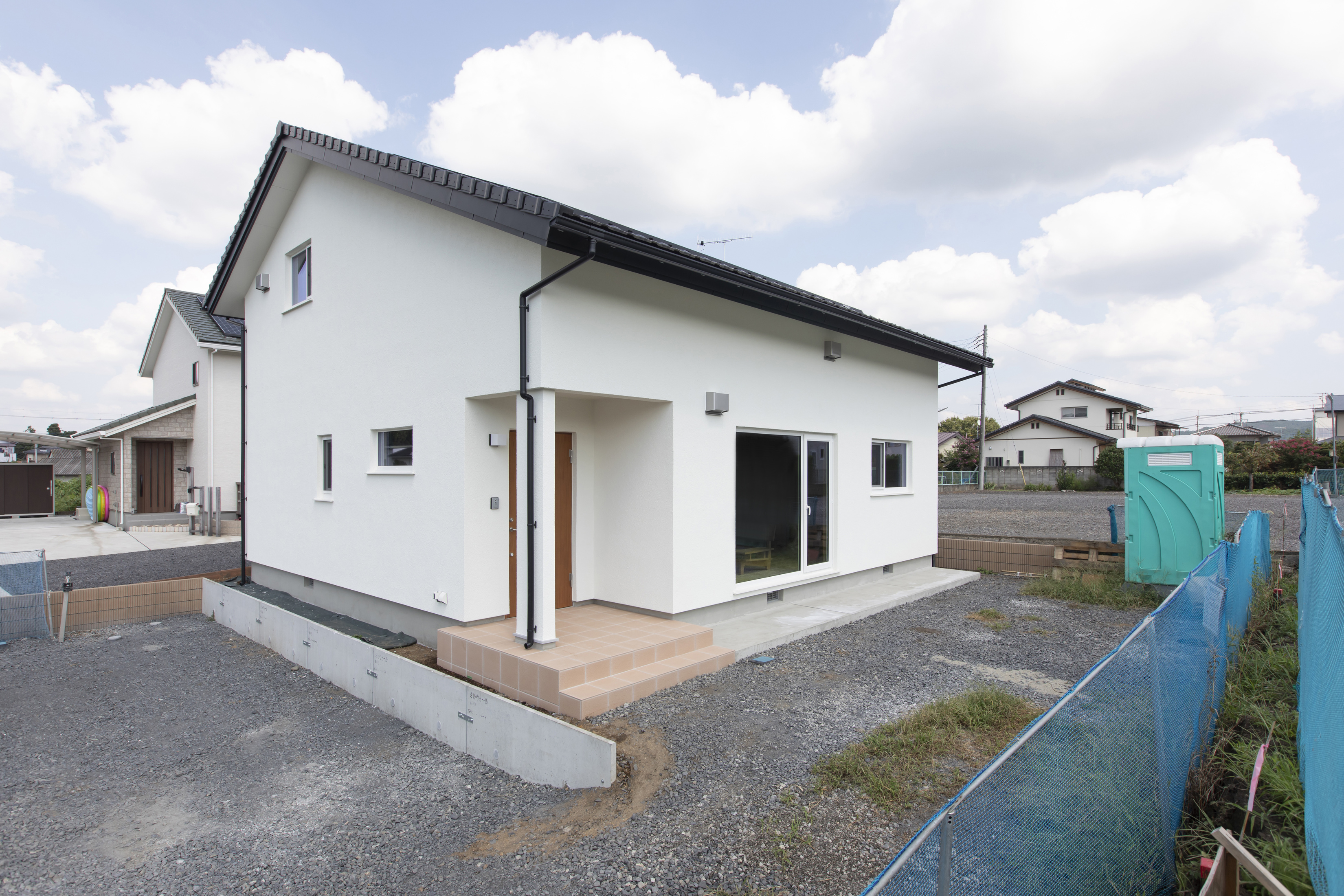 木製の腰壁とデスクが一体となった明るいワークスペースのある家 - photo 1