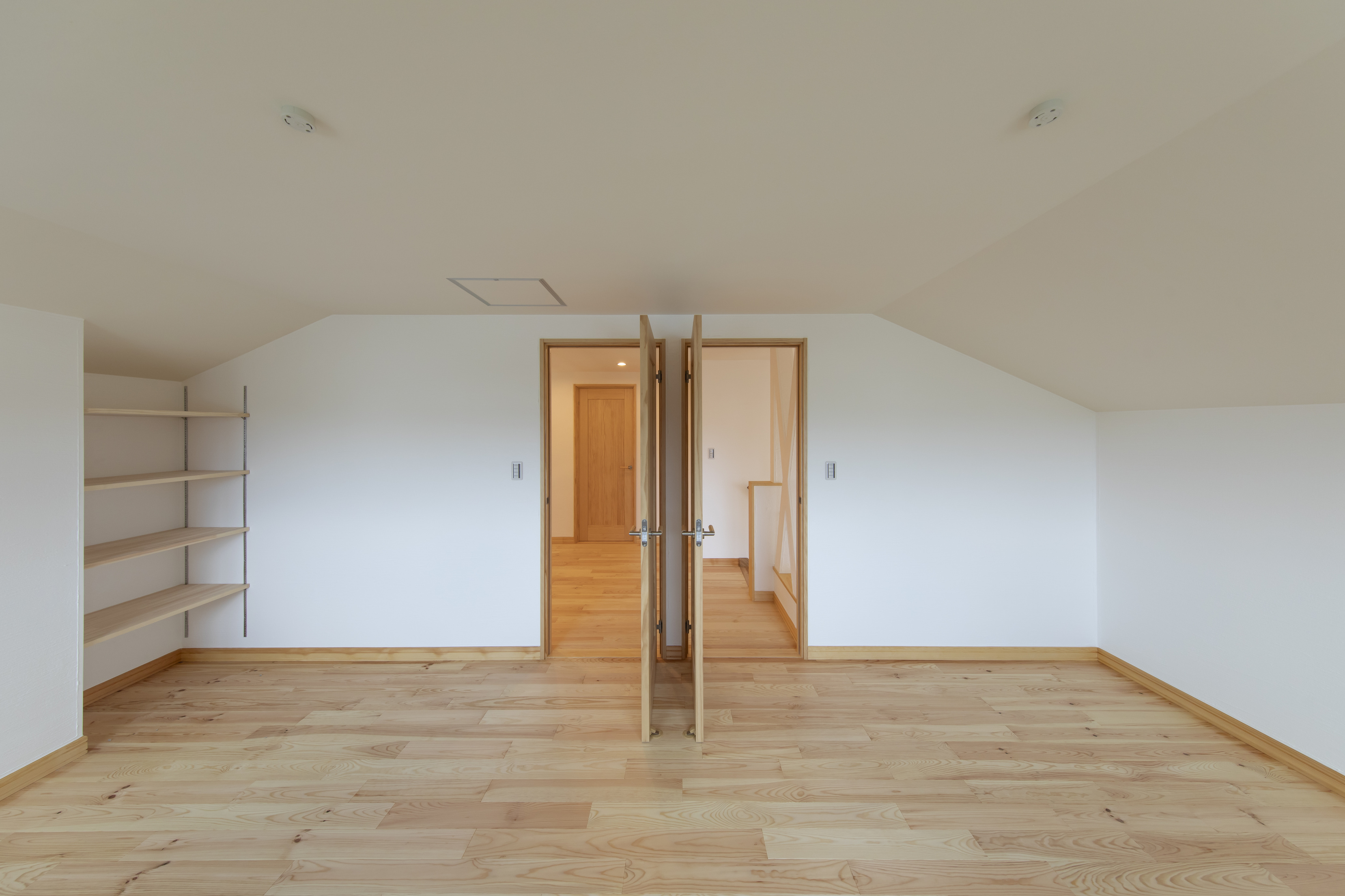 木製の腰壁とデスクが一体となった明るいワークスペースのある家 - photo 5