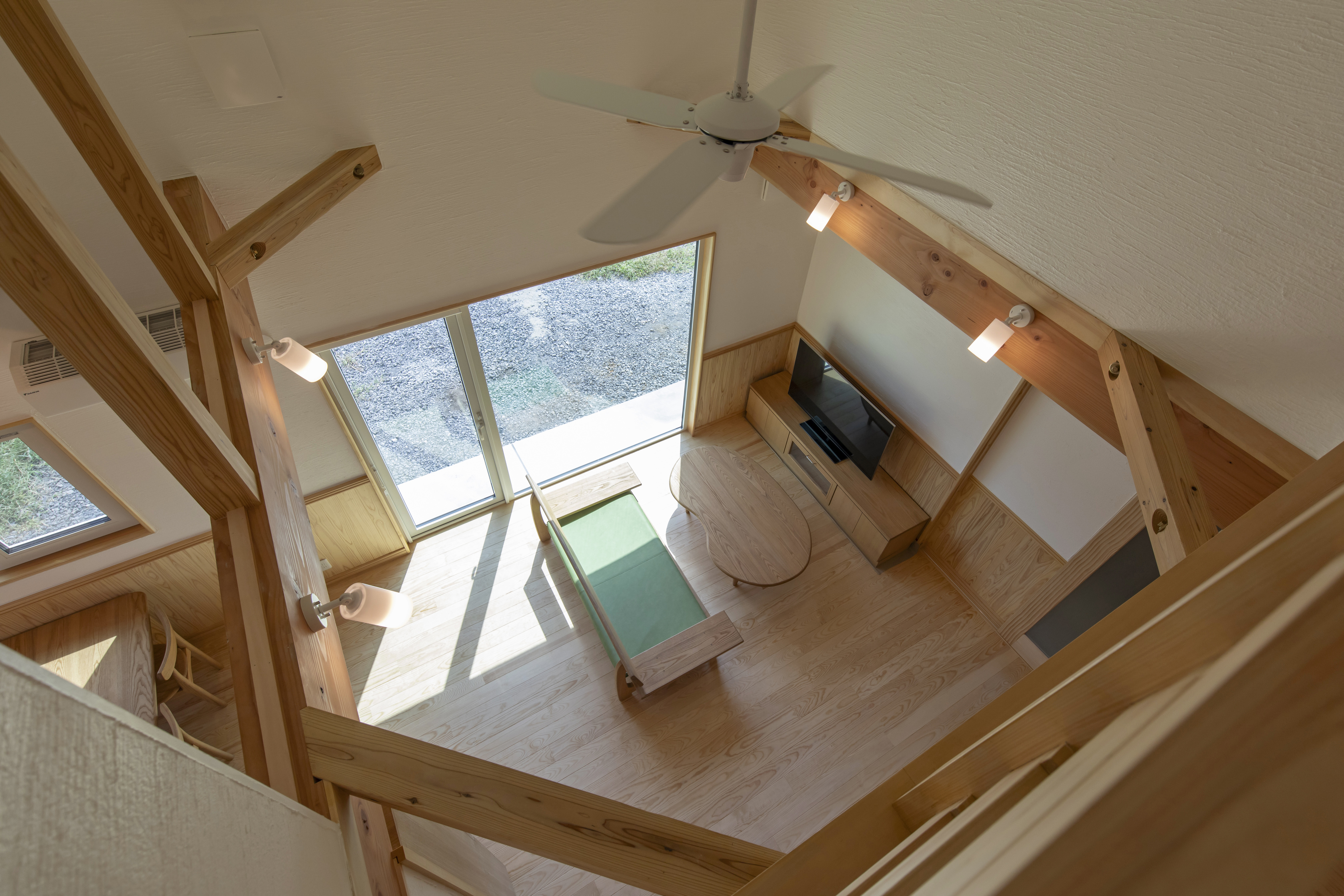 木製の腰壁とデスクが一体となった明るいワークスペースのある家 - photo 6