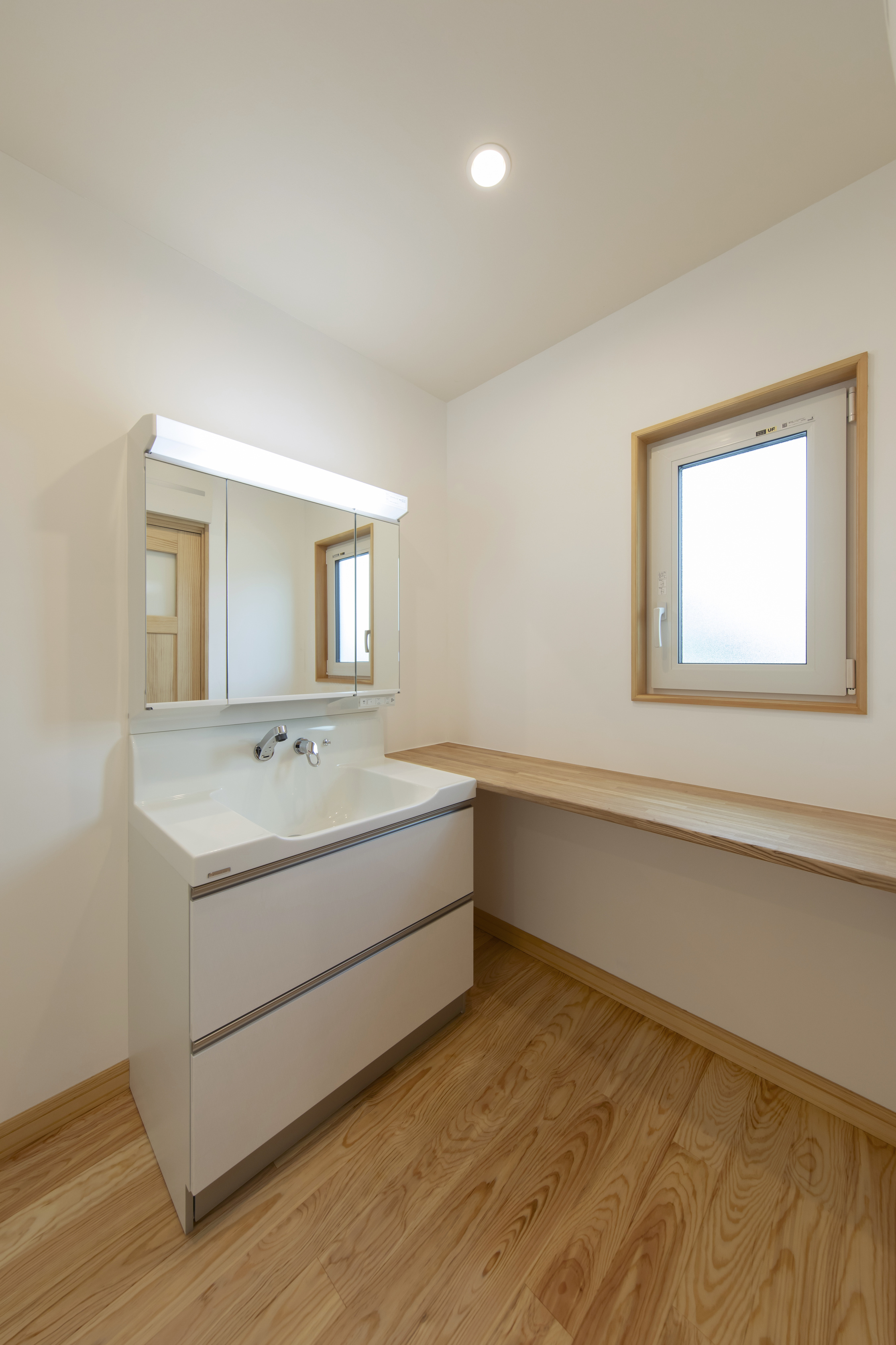 木製の腰壁とデスクが一体となった明るいワークスペースのある家 - photo 8