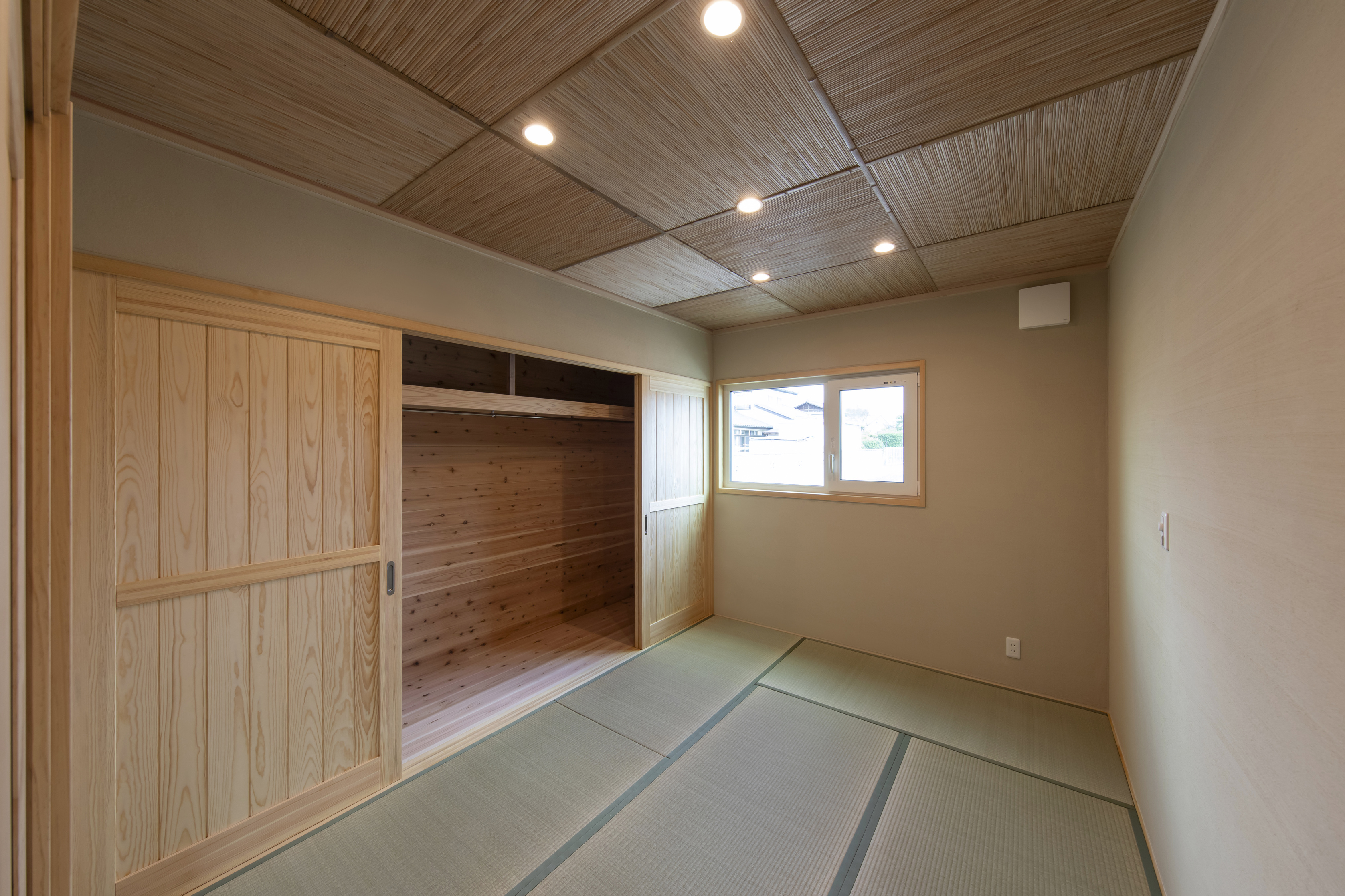 木製の腰壁とデスクが一体となった明るいワークスペースのある家 - photo 9