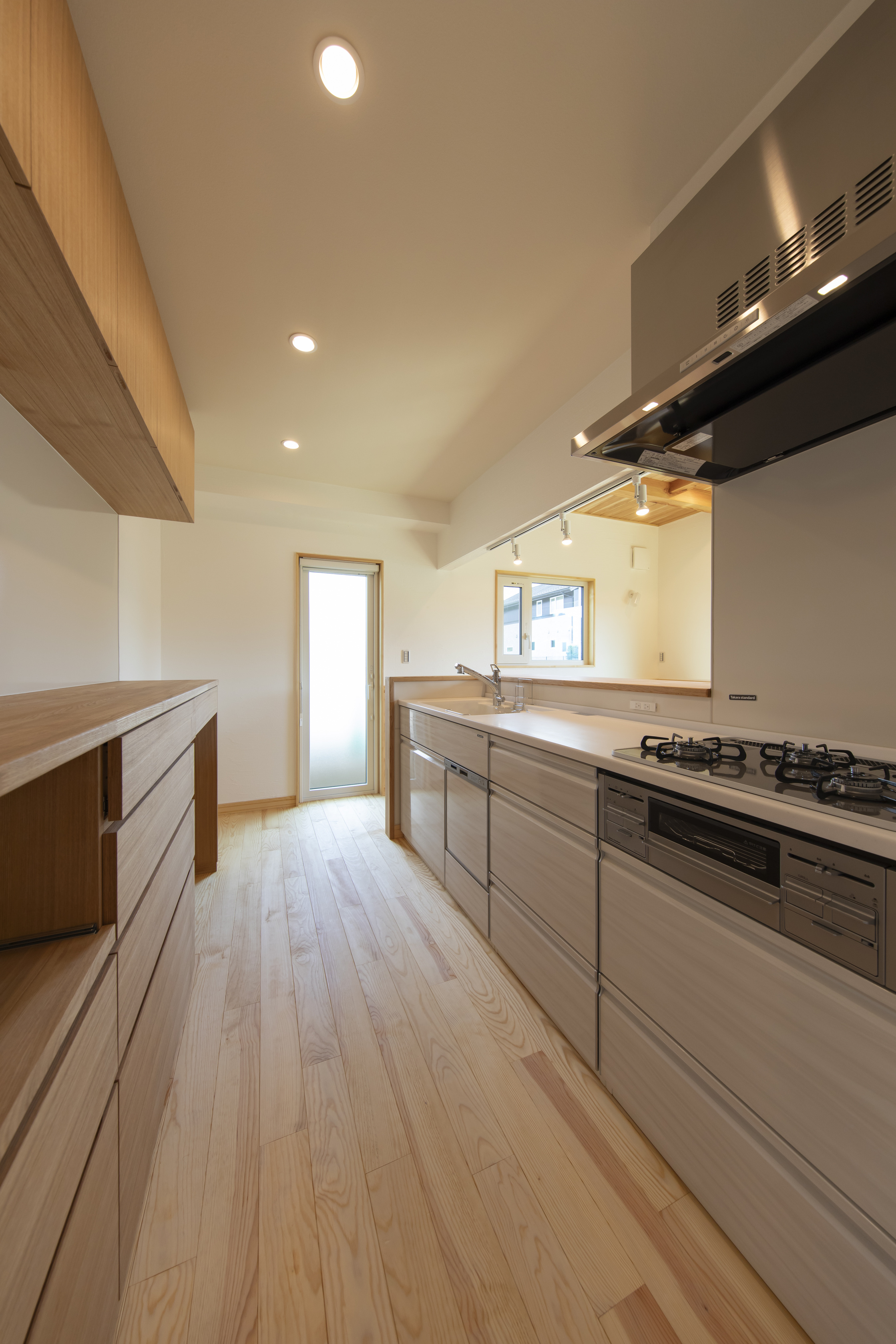 木製の腰壁とデスクが一体となった明るいワークスペースのある家 - photo 12