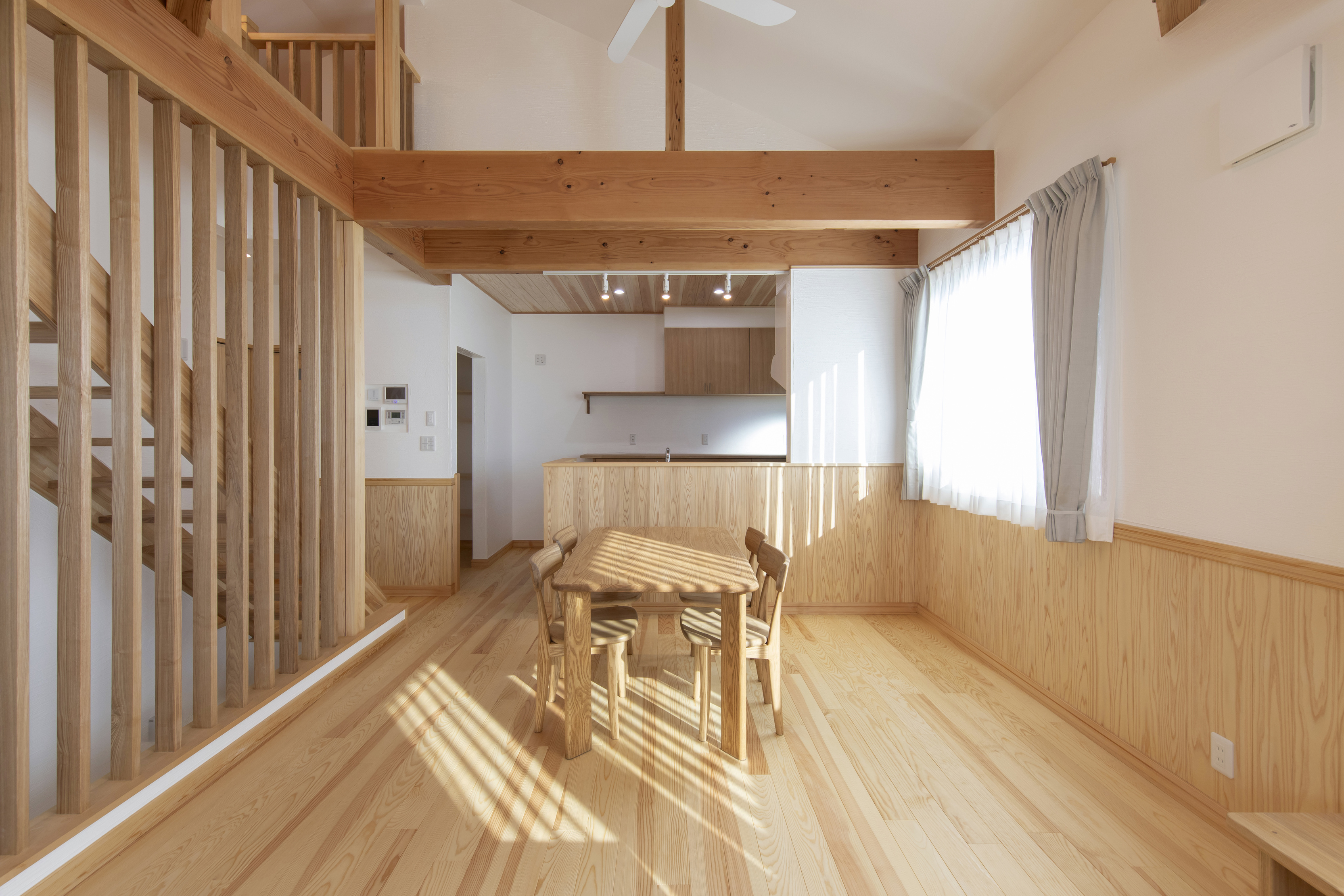 網代天井と小上がりの和室が織りなす伝統とモダンが融合する空間 - photo 8