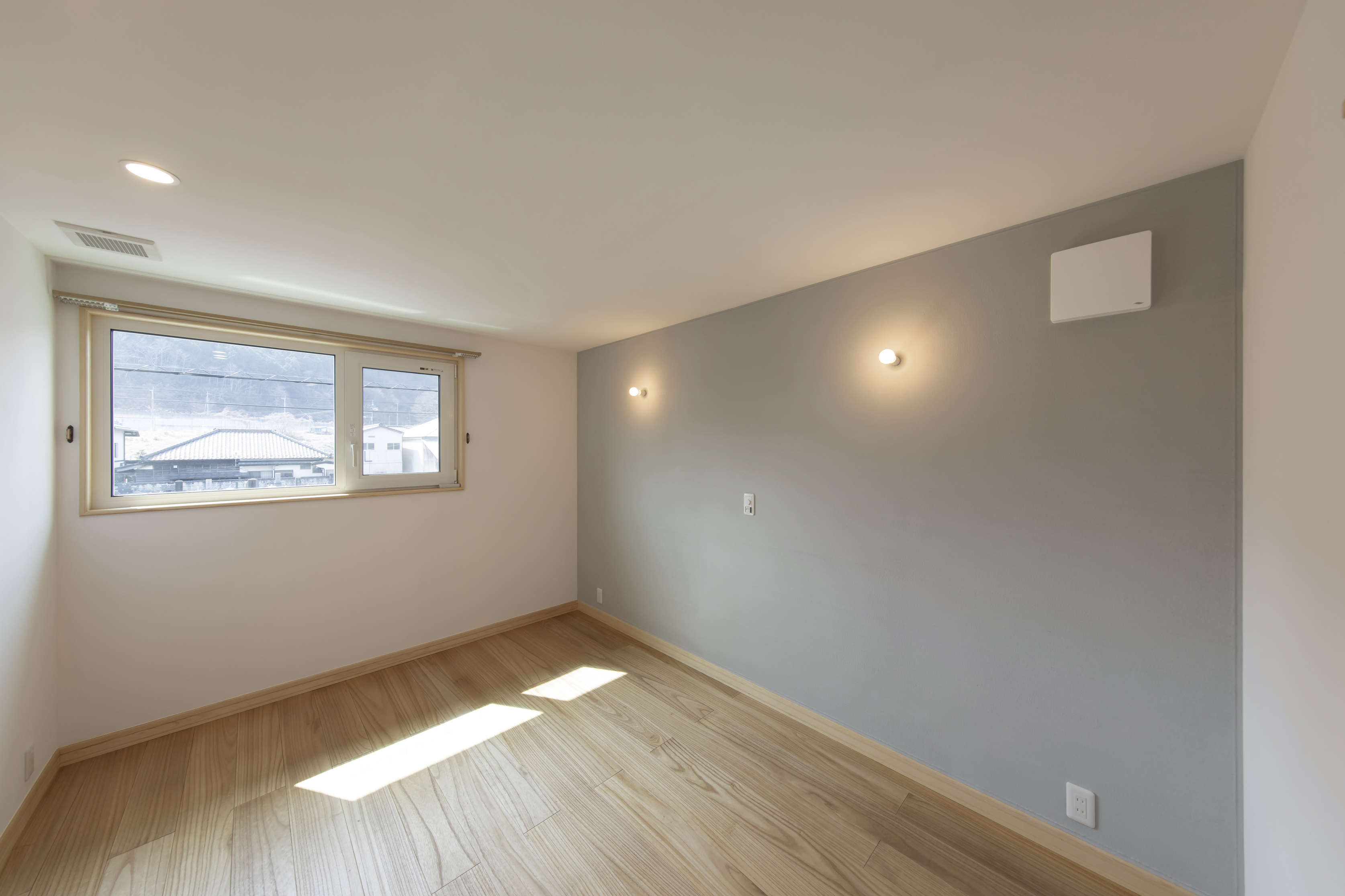 天窓から光が降り注ぐ、家族のための住まい - photo 1